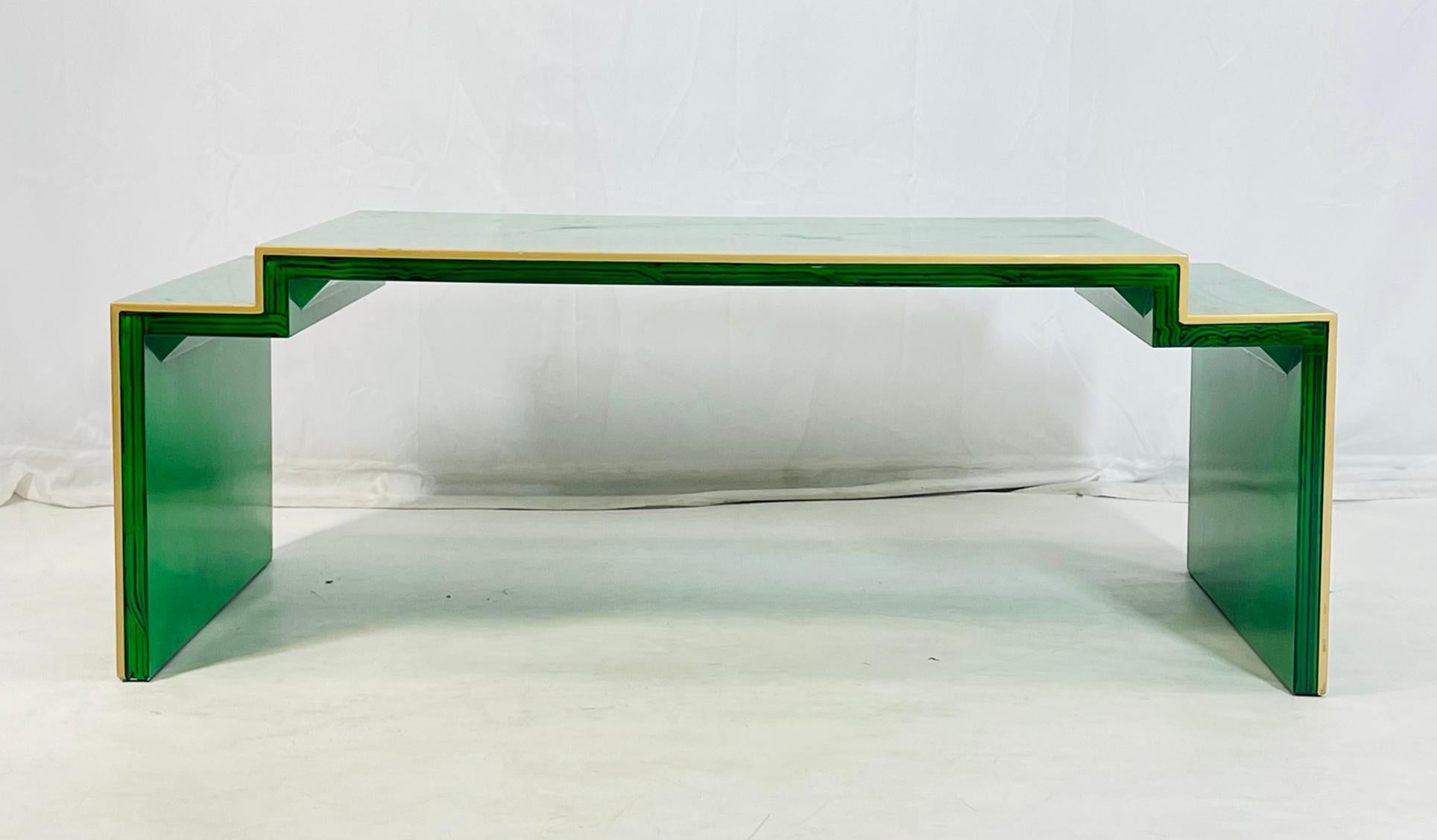 Mid-Century Modern Table basse à gradins en fausse malachite, Vintage Regency, fin du 20e siècle en vente