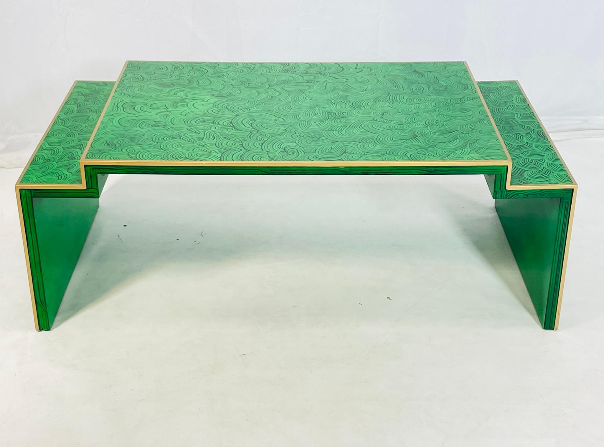 Américain Table basse à gradins en fausse malachite, Vintage Regency, fin du 20e siècle en vente