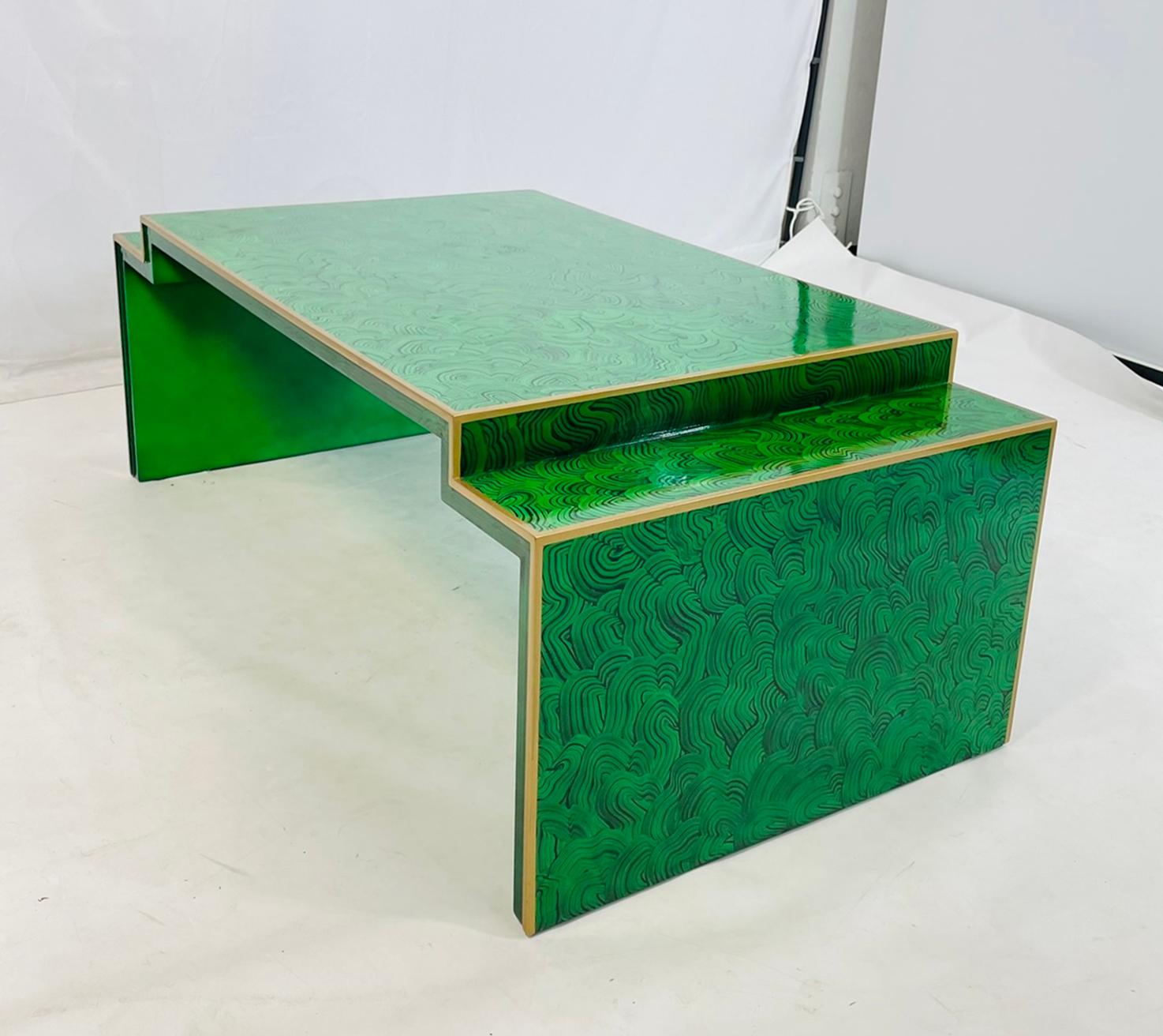 Sculpté à la main Table basse à gradins en fausse malachite, Vintage Regency, fin du 20e siècle en vente