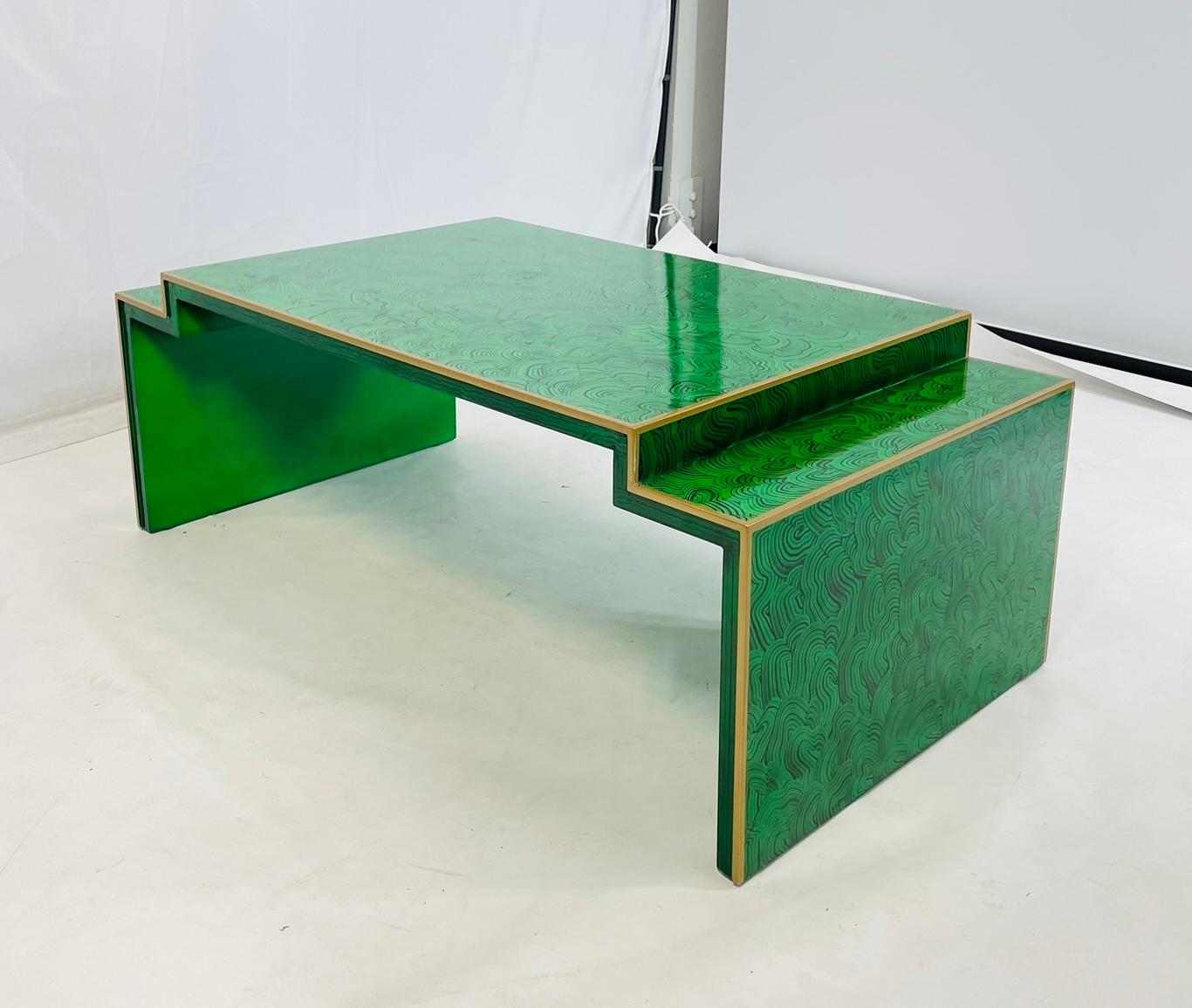 Table basse à gradins en fausse malachite, Vintage Regency, fin du 20e siècle Bon état - En vente à Los Angeles, CA