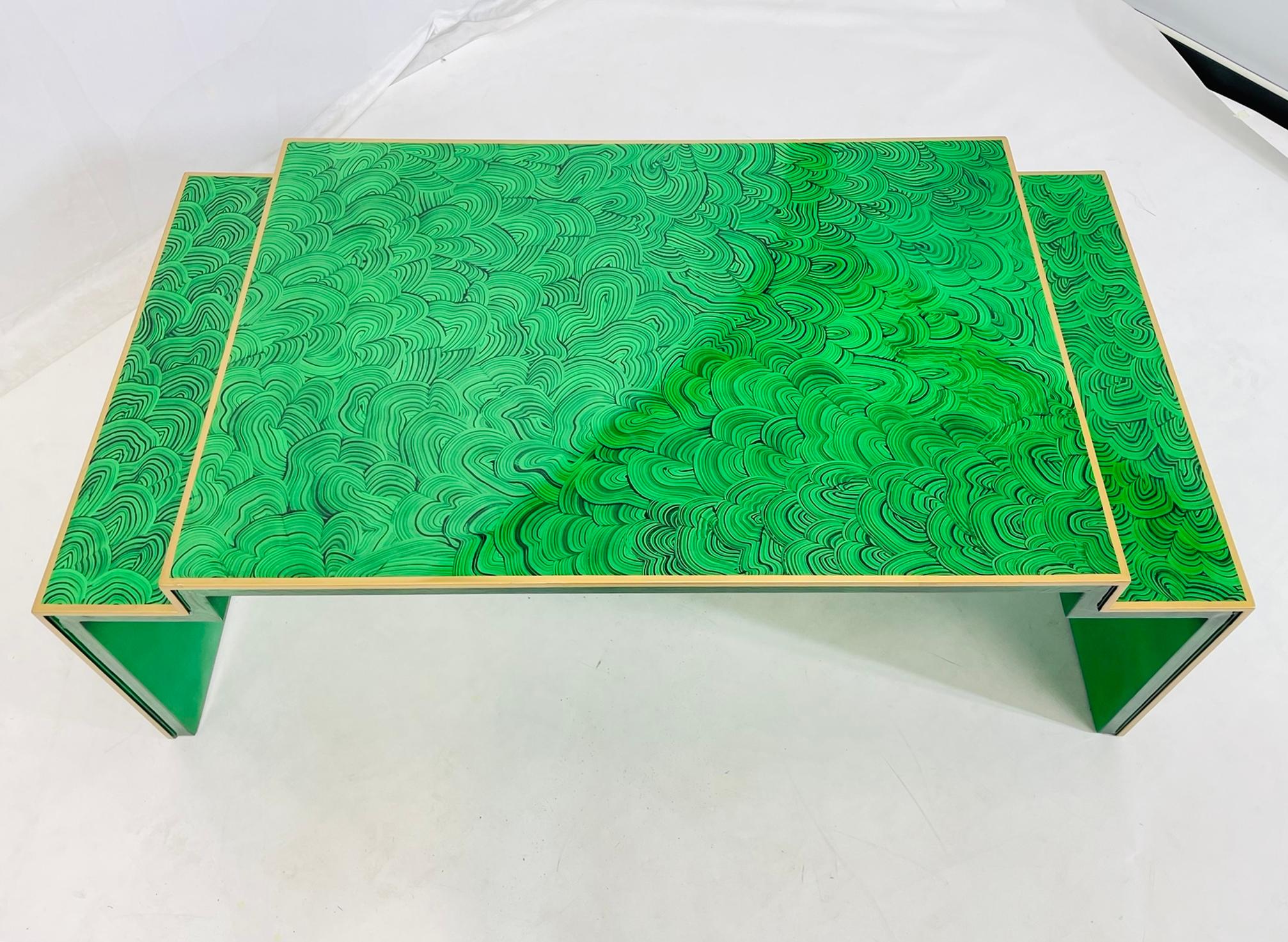 Fin du 20e siècle Table basse à gradins en fausse malachite, Vintage Regency, fin du 20e siècle en vente