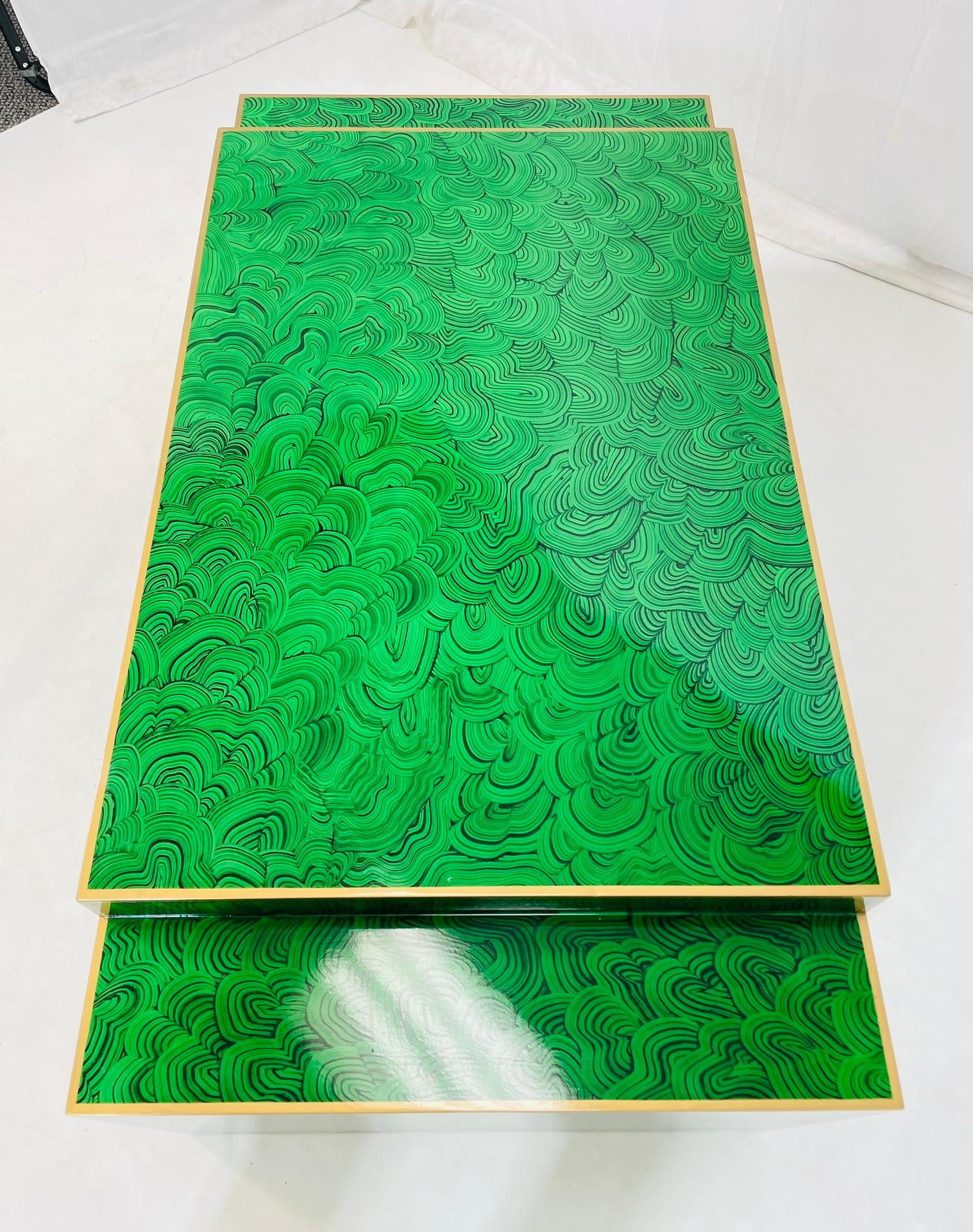 Malachite Table basse à gradins en fausse malachite, Vintage Regency, fin du 20e siècle en vente
