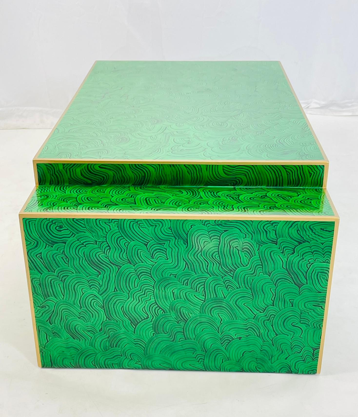 Table basse à gradins en fausse malachite, Vintage Regency, fin du 20e siècle en vente 1