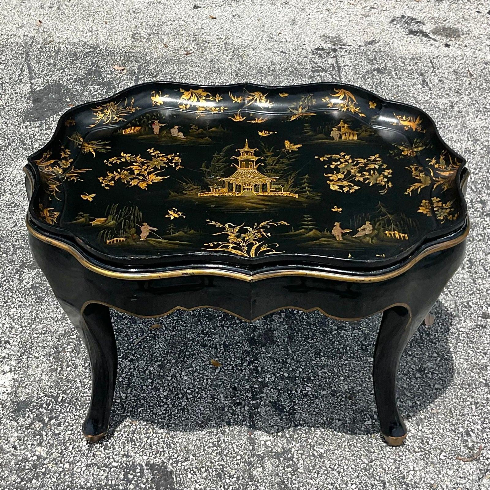 North American Late 20th Century Vintage Regency Gilt Paper Mache Tray Table For Sale