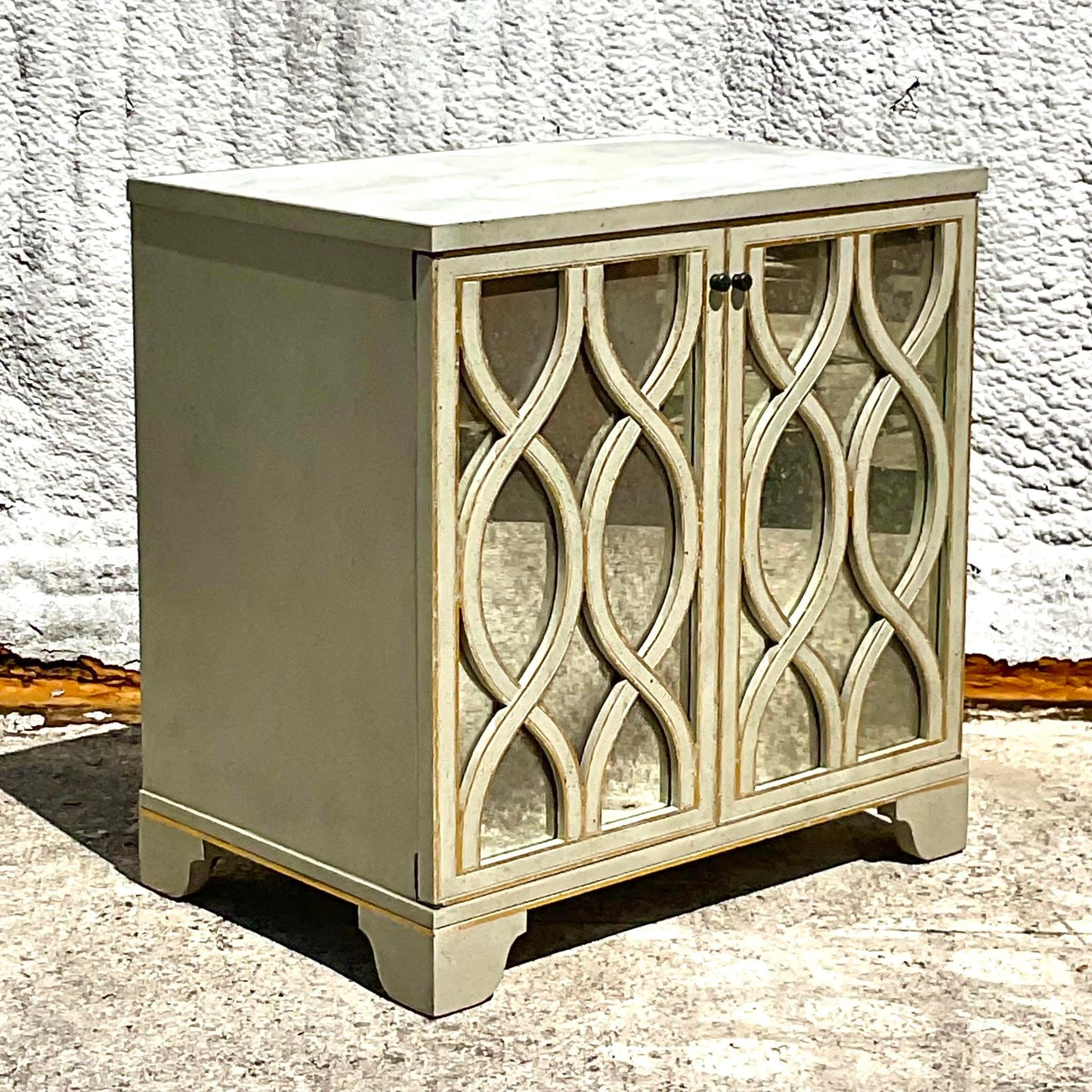 20ième siècle Fin du 20ème siècle Vintage Regency Gilt Tipped Cabinet en vente