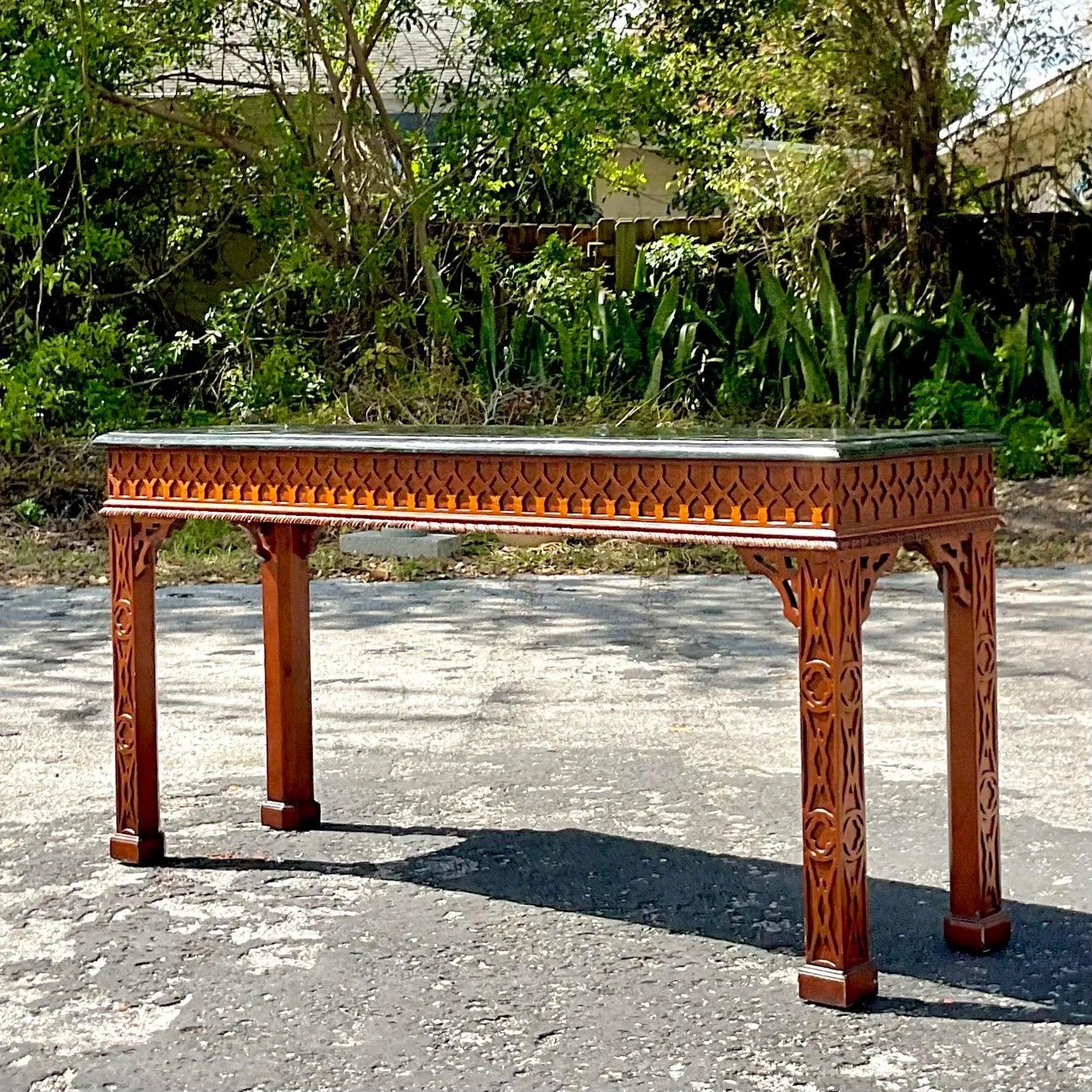 Il Tavolo Consolle Vintage Regency Maitland Smith, con traforo in pietra tessellata, è un'occasione di raffinatezza. Questo squisito pezzo fonde perfettamente un'eleganza senza tempo con un'intricata lavorazione artigianale. Realizzato da Maitland