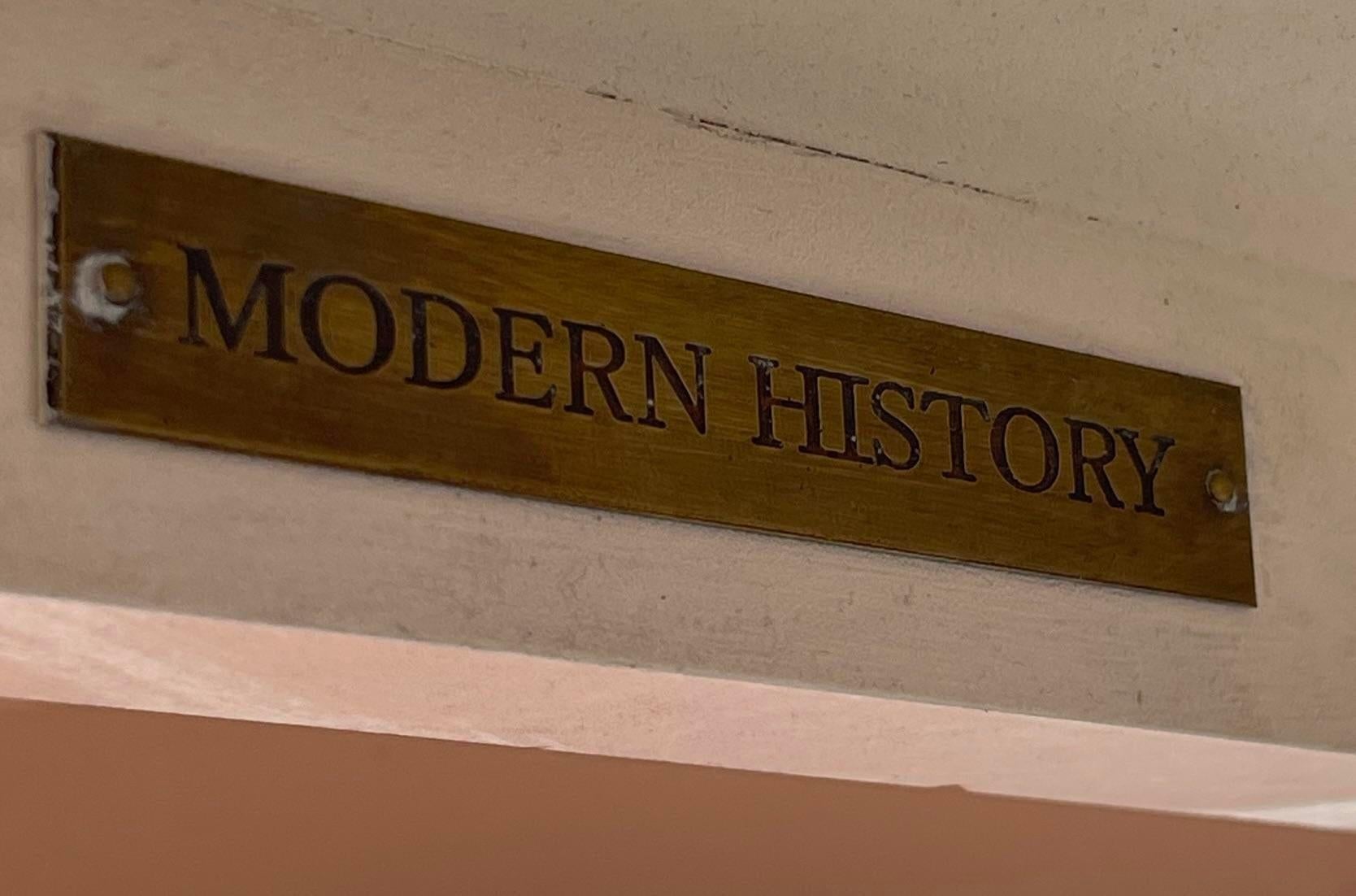 Uno splendido tavolo Regency Hall d'epoca. Realizzato dal favoloso gruppo Modern History e taggato qui sotto. Un'elegante finitura patinata con punte dorate lungo il bordo. Specchio incassato nella parte superiore. Acquistato da una proprietà di New