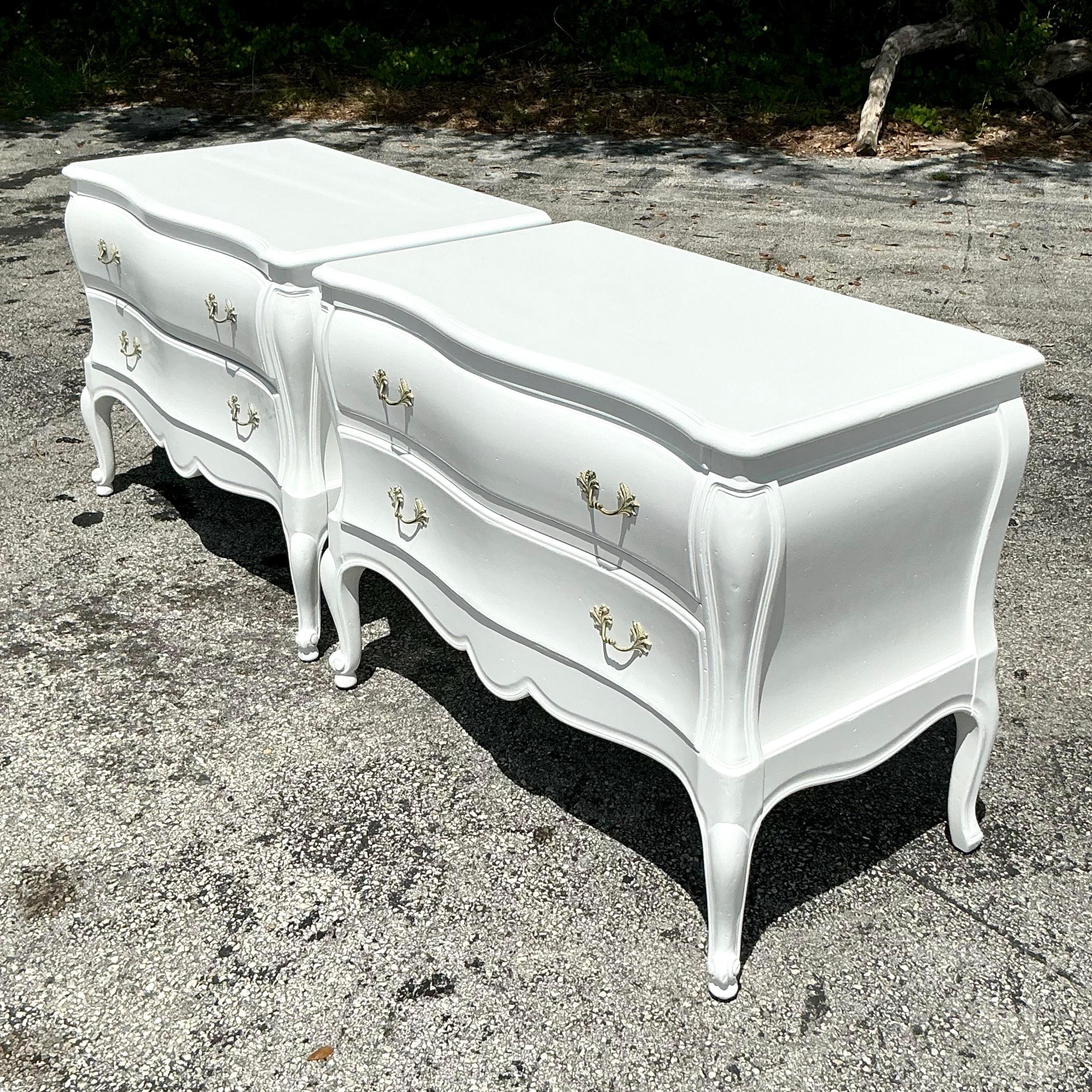 La cassettiera smerlata Vintage Regency emana un'eleganza classica grazie ai suoi bordi smerlati e al suo design senza tempo. Perfetta per aggiungere un tocco di raffinatezza a qualsiasi stanza, questa cassapanca offre un ampio spazio di