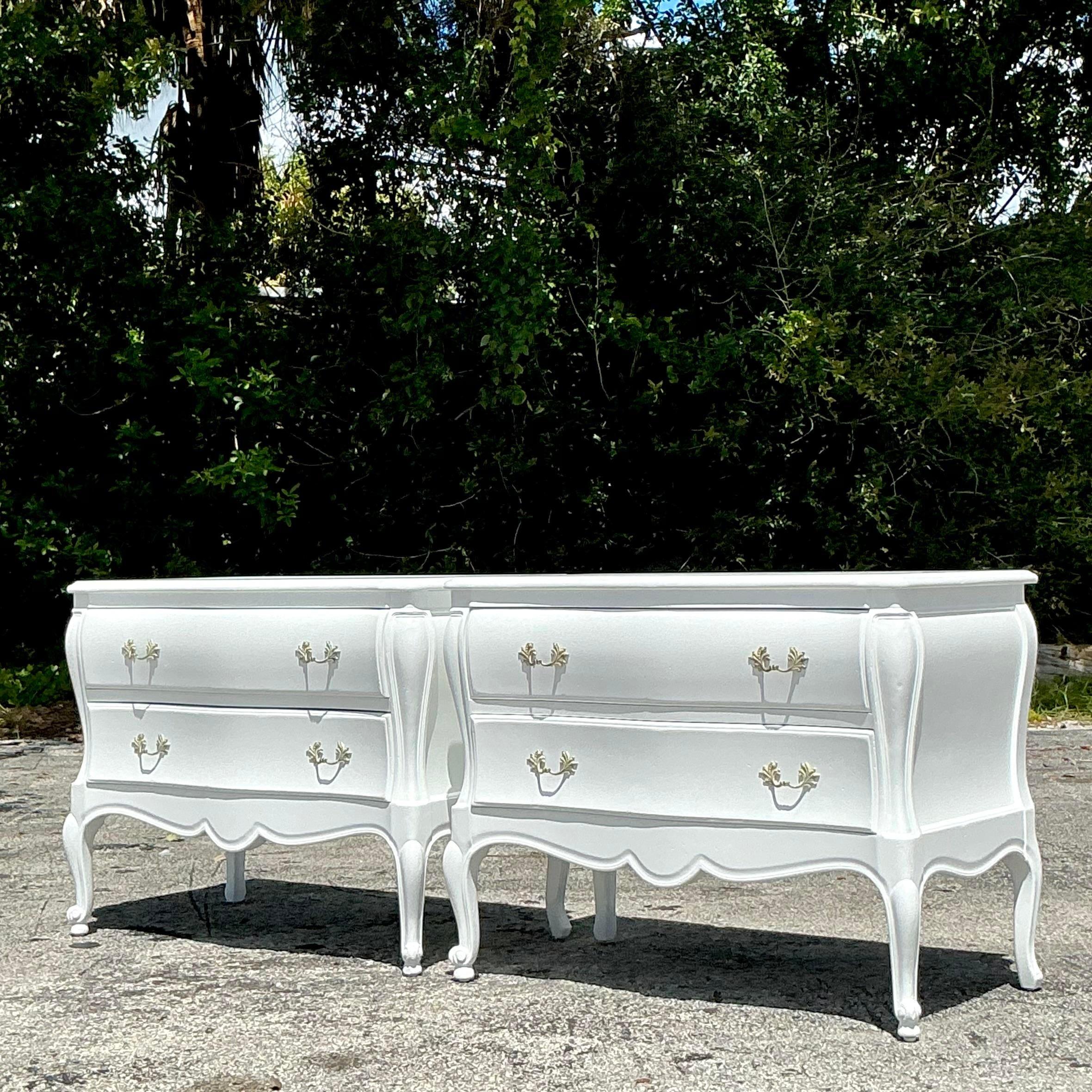 Cassettiera smerlata Regency della fine del XX secolo - una coppia In condizioni buone in vendita a west palm beach, FL