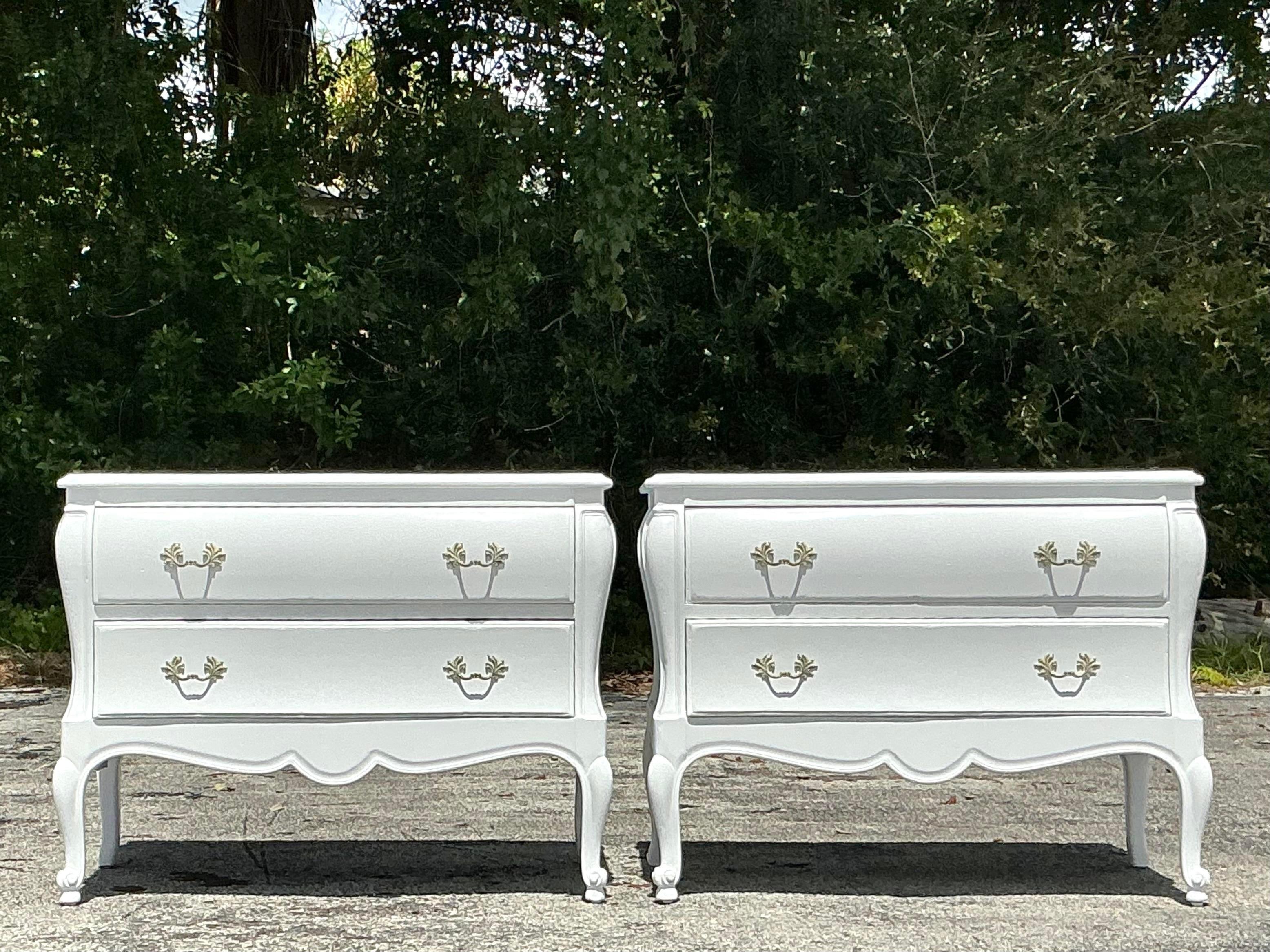 Cassettiera smerlata Regency della fine del XX secolo - una coppia in vendita 3
