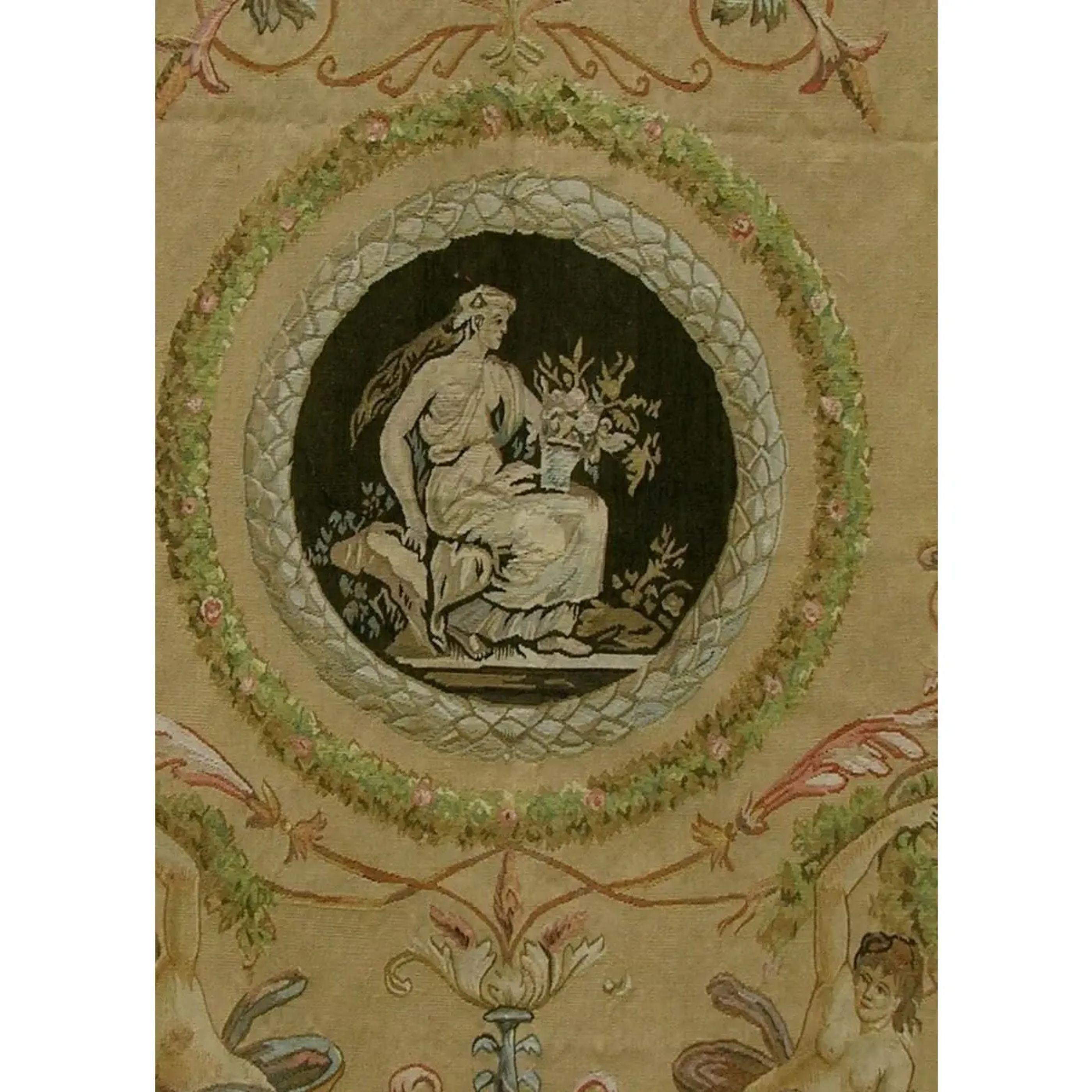 Un arazzo da parete, in parole povere, è un tessuto specificamente progettato e tessuto per ritrarre una scena artistica con l'intento di appenderlo a una parete. Gli arazzi antichi, quelli che sono stati tessuti più di 100 anni fa, sono oggetti da