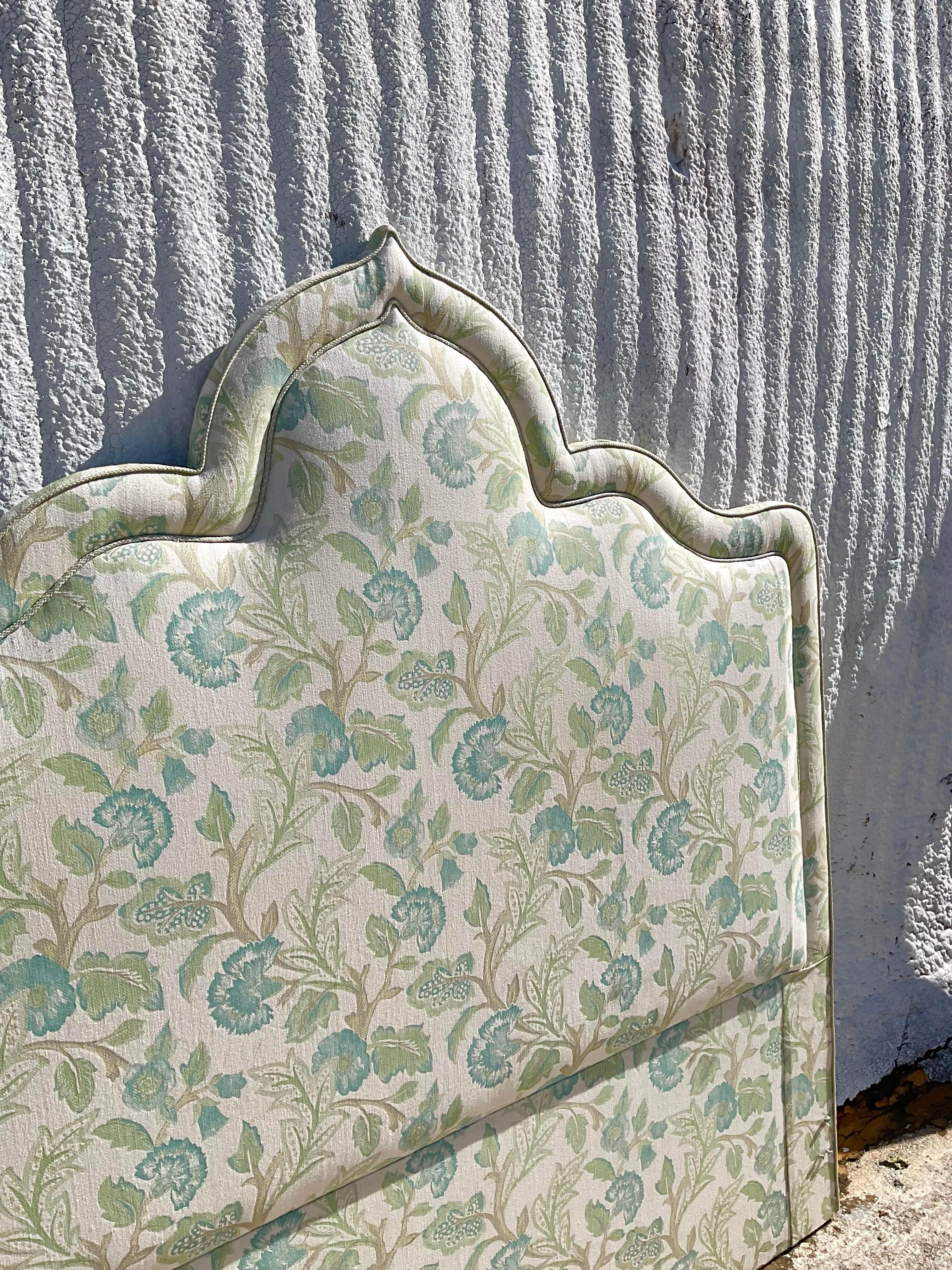 Américain Tête de lit Queen Temple tapissée vintage de la fin du 20e siècle en vente