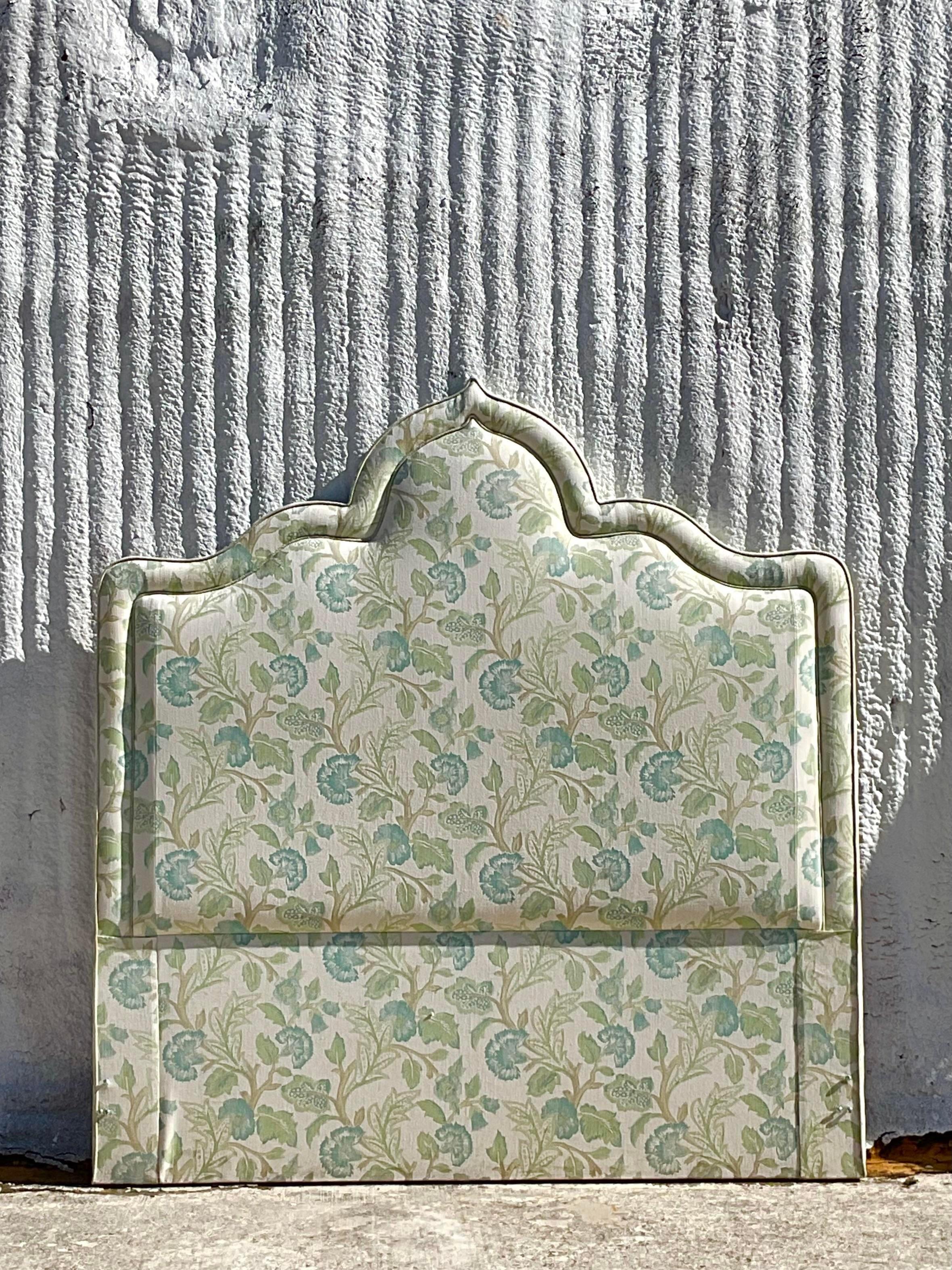 Tissu Tête de lit Queen Temple tapissée vintage de la fin du 20e siècle en vente