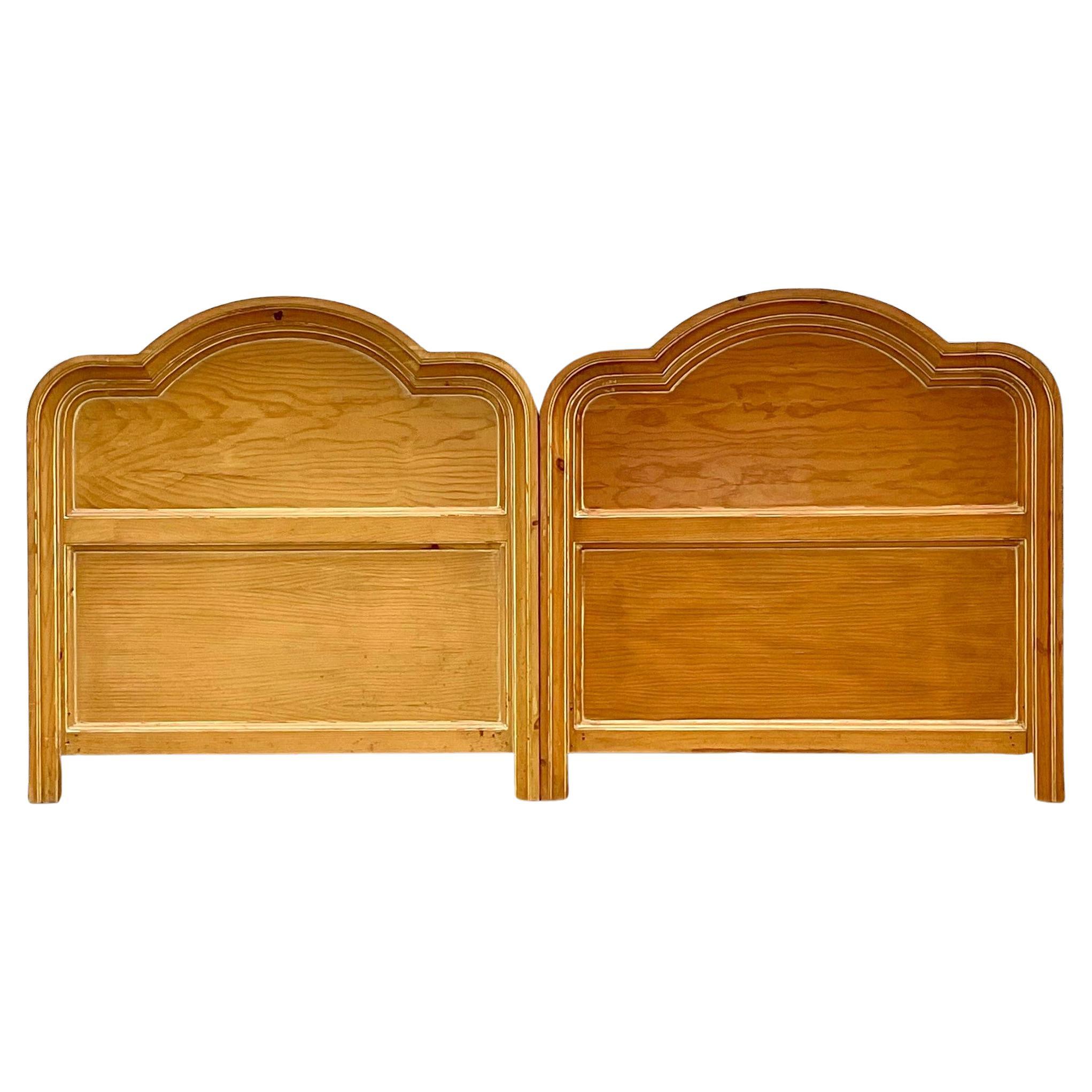 Fin du 20ème siècle Vintage Tête de lit double en bois avec décorations - une paire
