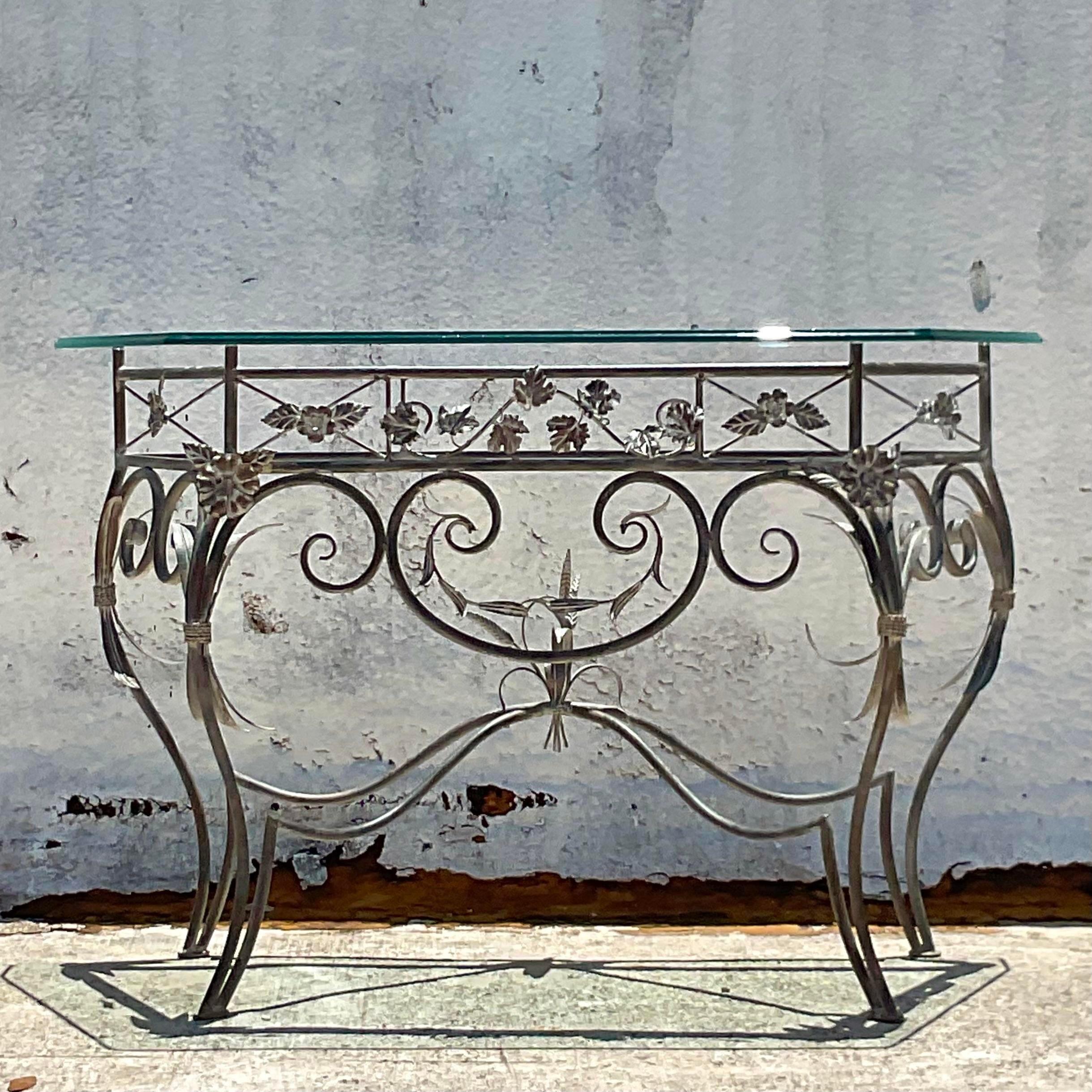 Superbe table console vintage en fer forgé avec plateau en verre. Un complément idéal pour votre maison. Acquis dans une propriété de Palm Beach.