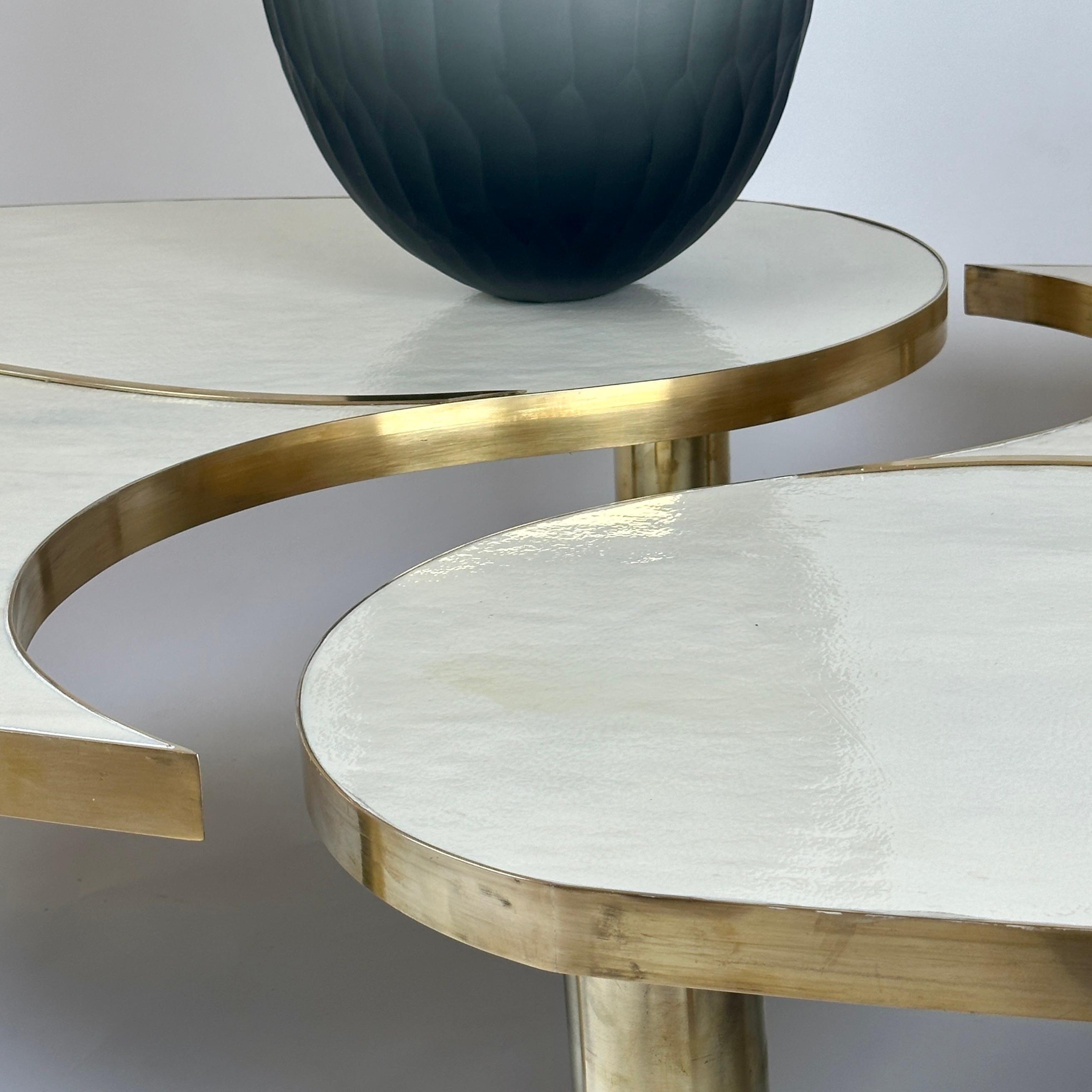 Fin du 20e siècle, ensemble de deux tables basses ovales en verre d'art Murano blanc et laiton en vente 4