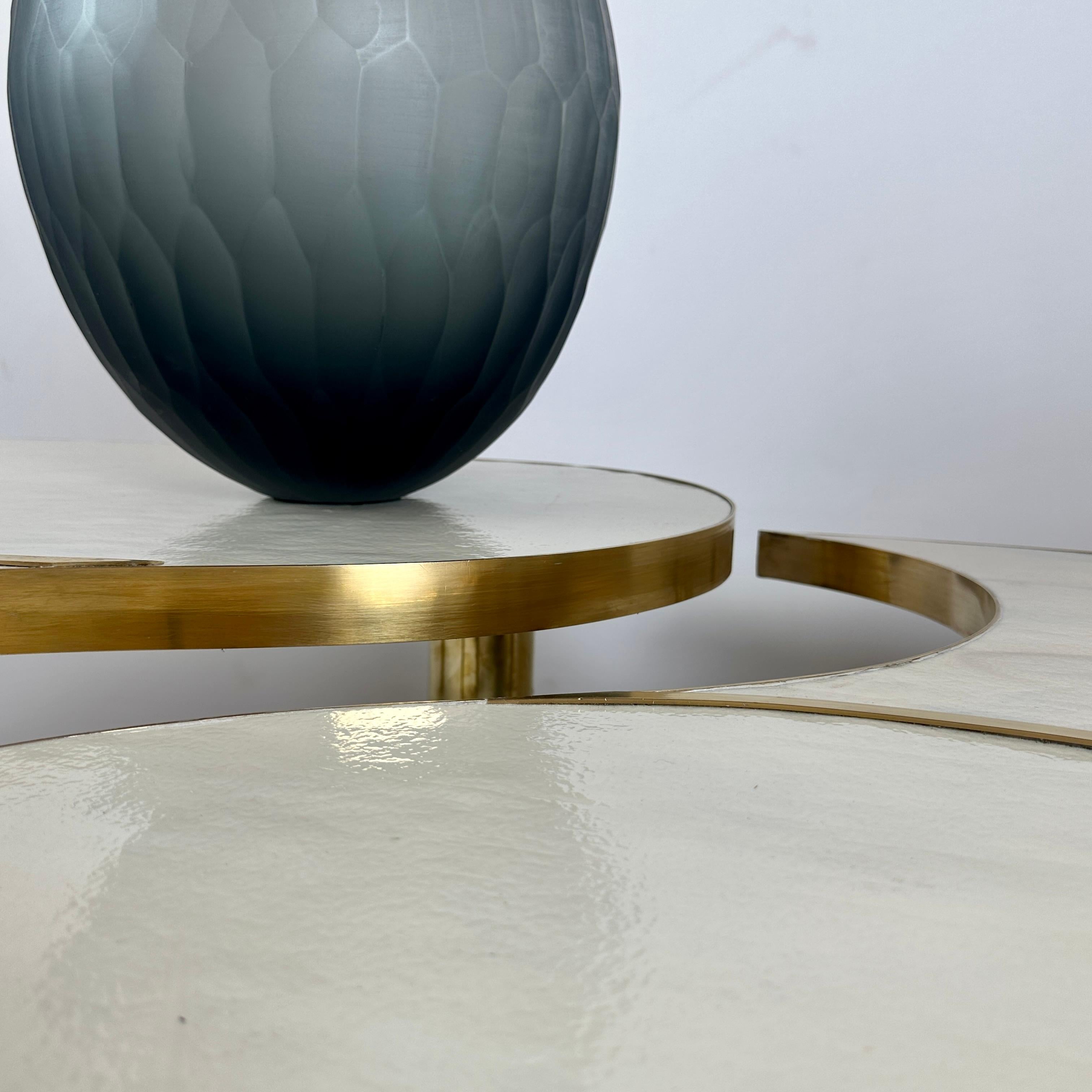 Fin du 20e siècle, ensemble de deux tables basses ovales en verre d'art Murano blanc et laiton en vente 5