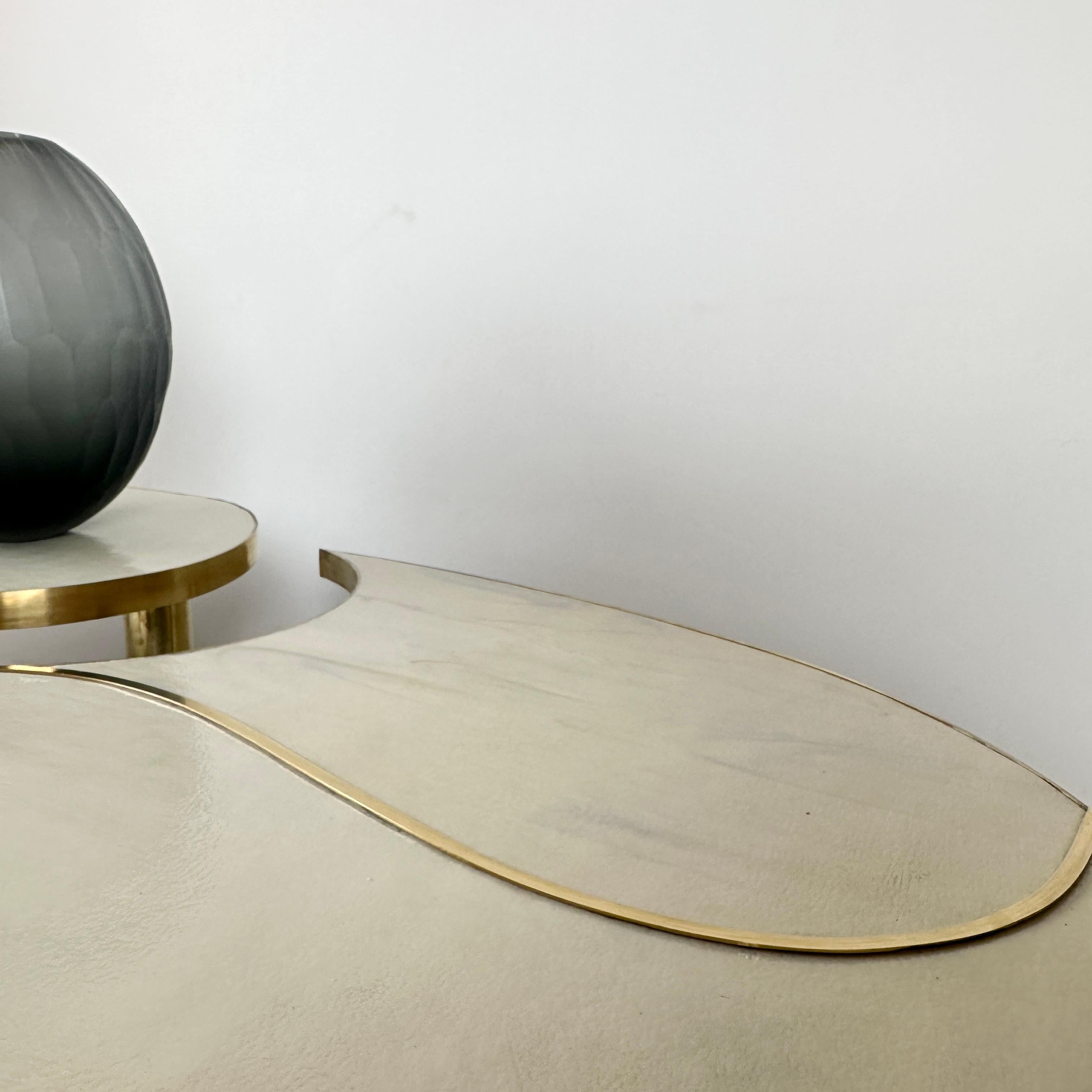 Fin du 20e siècle, ensemble de deux tables basses ovales en verre d'art Murano blanc et laiton en vente 6