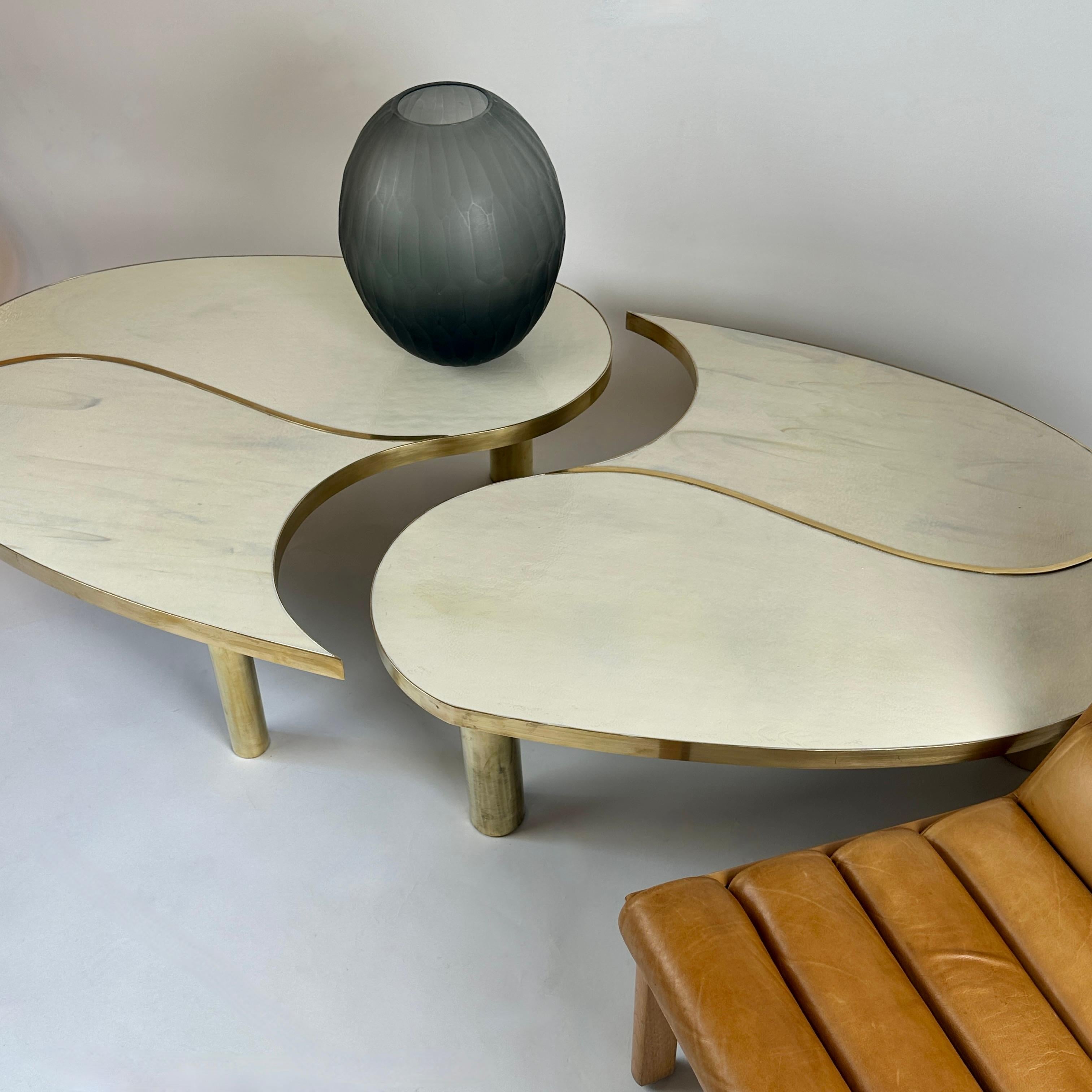 Fin du 20e siècle, ensemble de deux tables basses ovales en verre d'art Murano blanc et laiton en vente 7