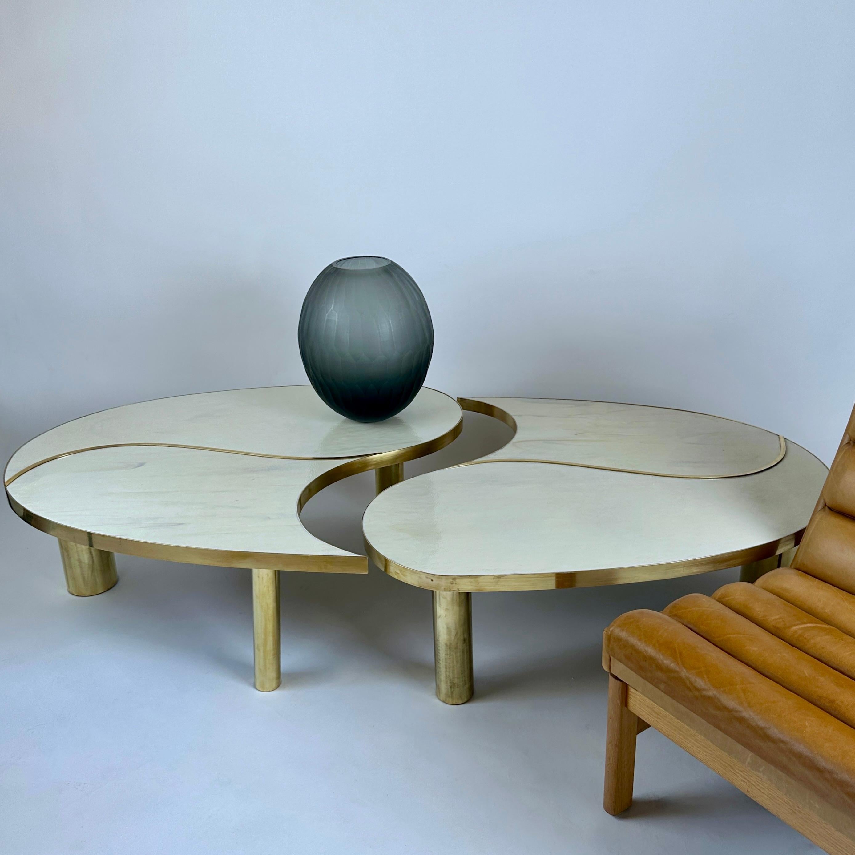 Fin du 20e siècle, ensemble de deux tables basses ovales en verre d'art Murano blanc et laiton en vente 8