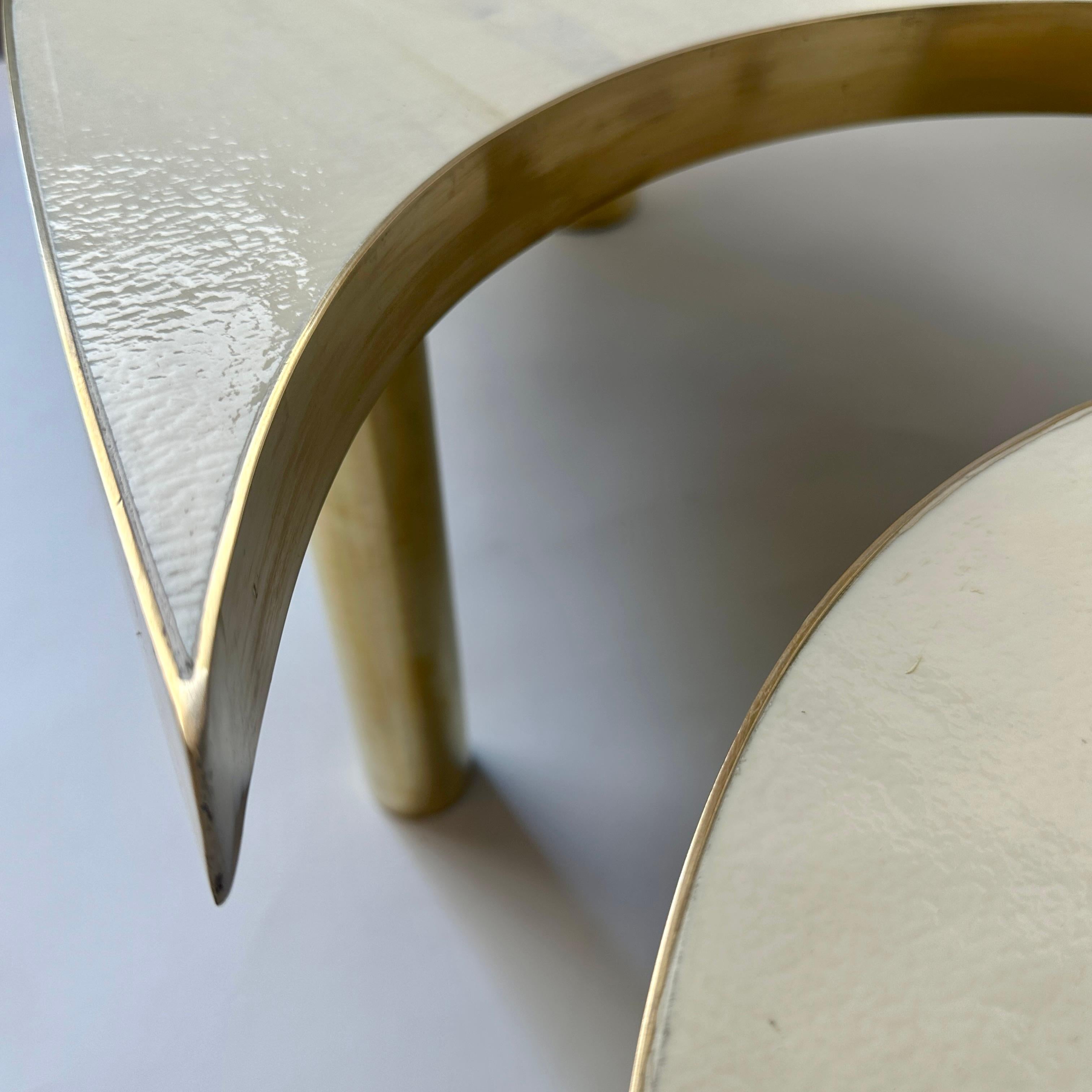 Fin du 20e siècle, ensemble de deux tables basses ovales en verre d'art Murano blanc et laiton Bon état - En vente à Firenze, Tuscany