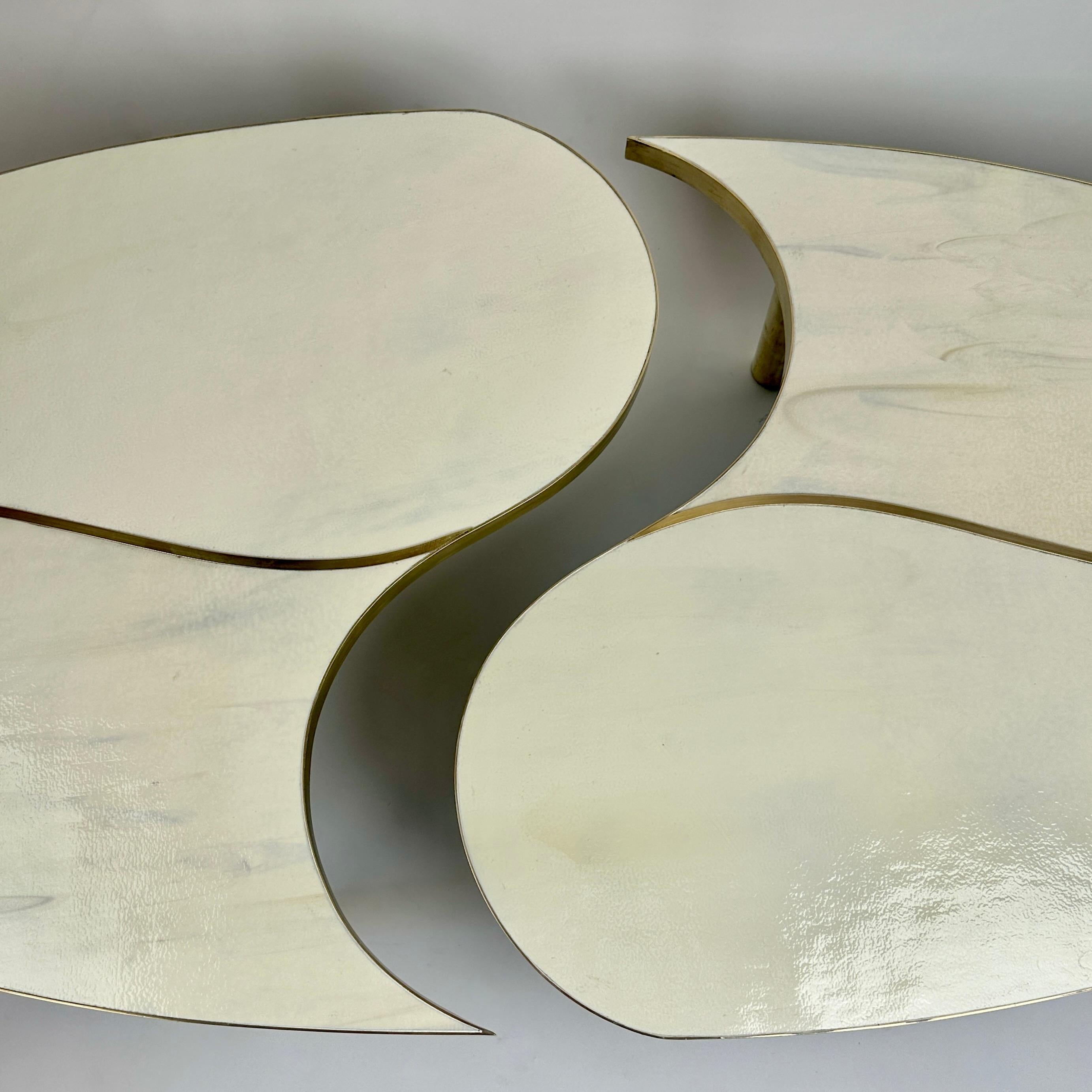 Laiton Fin du 20e siècle, ensemble de deux tables basses ovales en verre d'art Murano blanc et laiton en vente