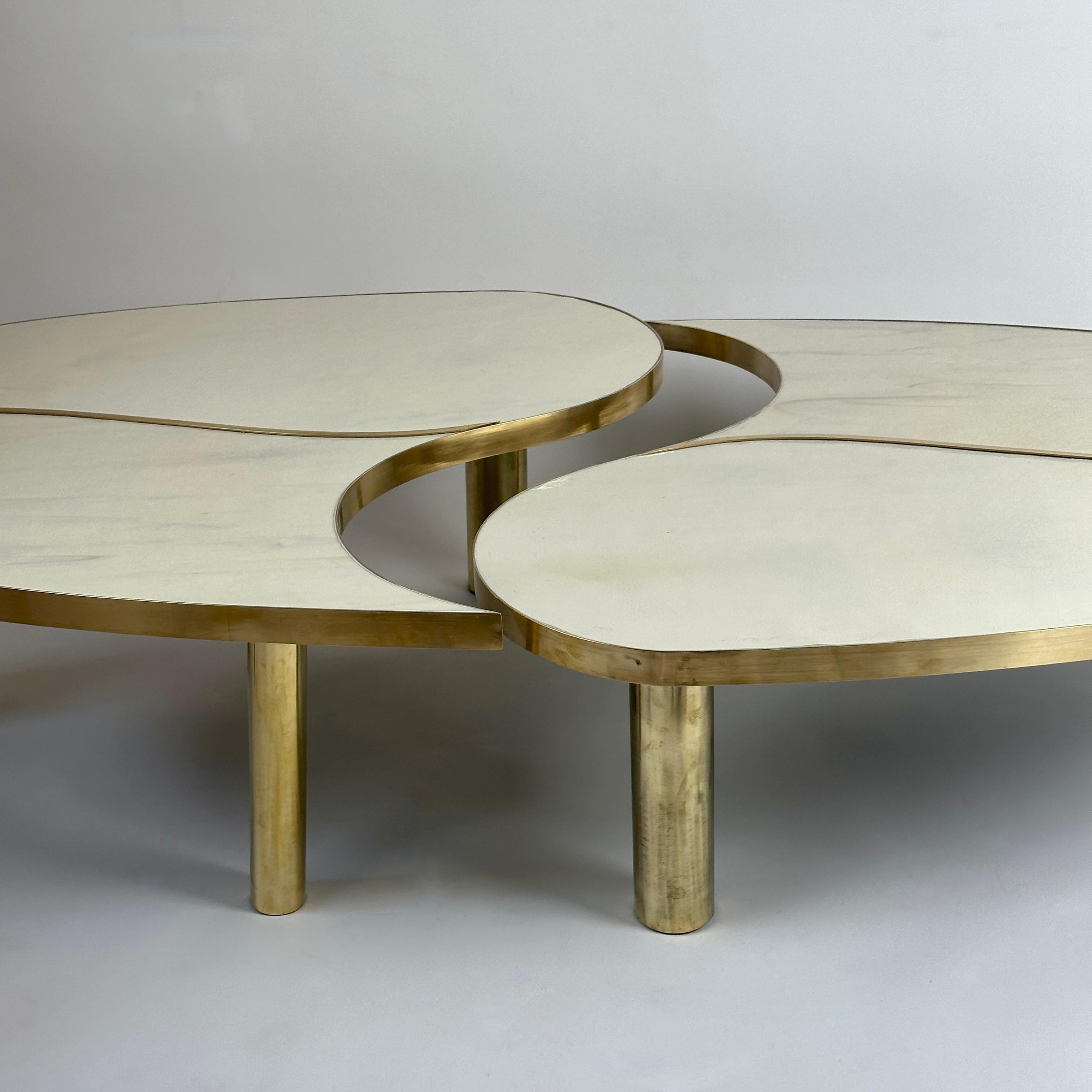 Fin du 20e siècle, ensemble de deux tables basses ovales en verre d'art Murano blanc et laiton en vente 1