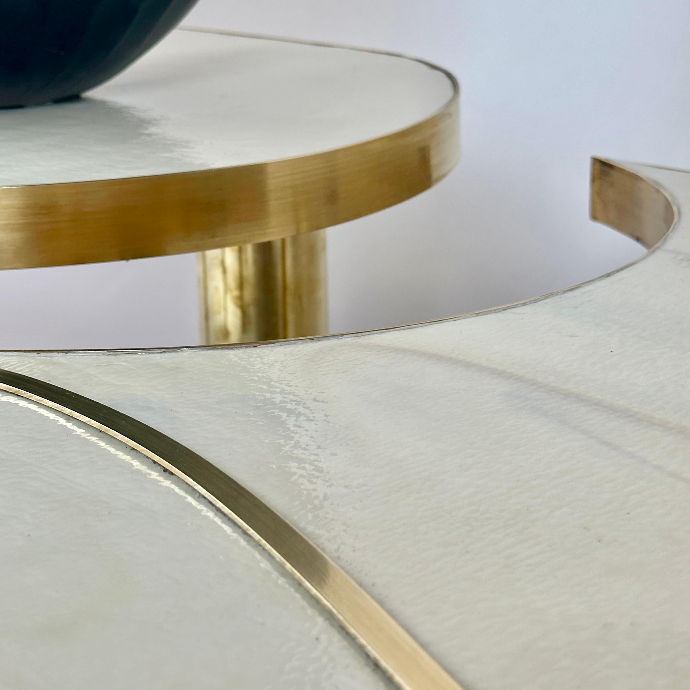 Fin du 20e siècle, ensemble de deux tables basses ovales en verre d'art Murano blanc et laiton en vente 3