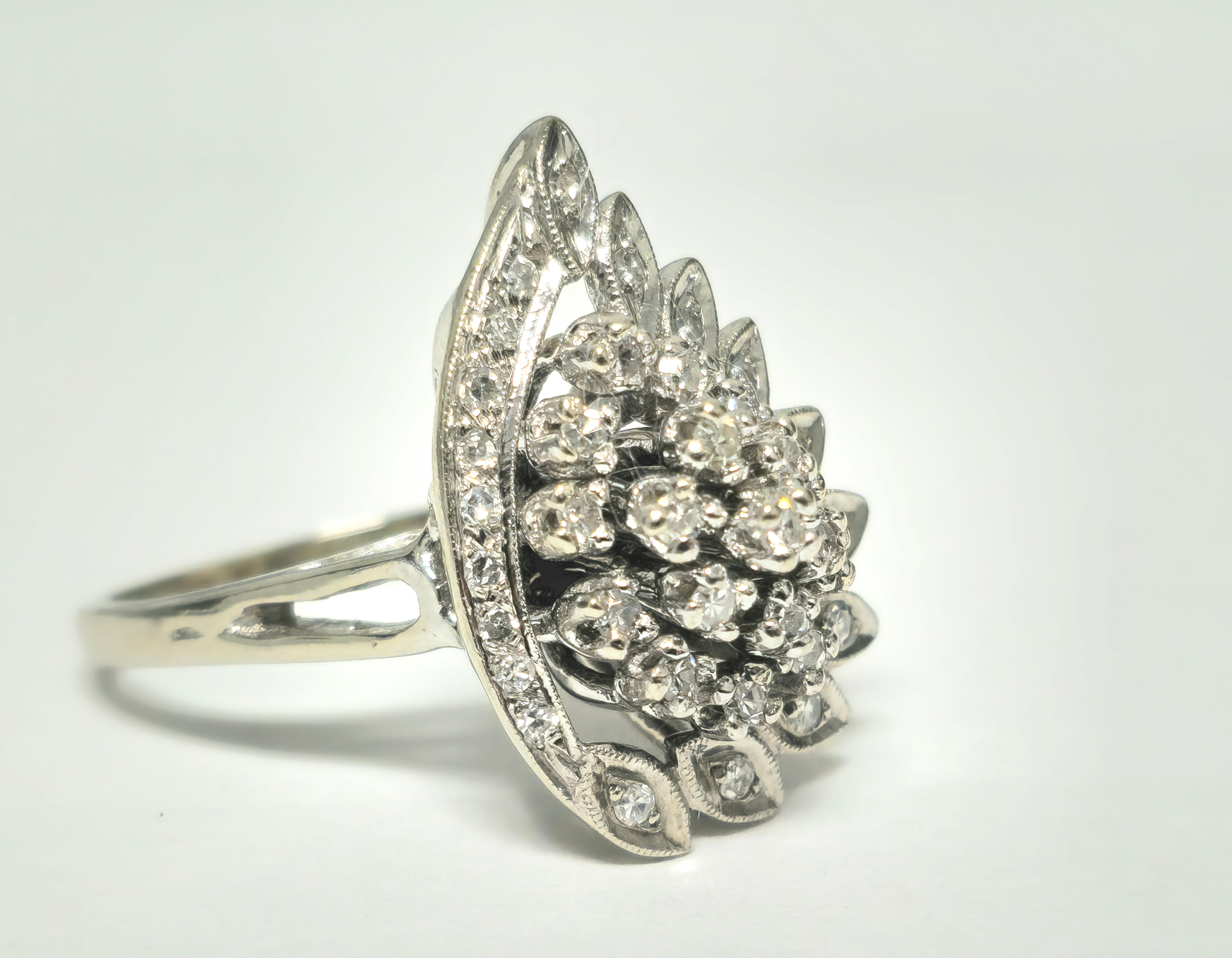 Victorien Bague de fiançailles à motif d'ailes de la fin du 20e siècle en or blanc 14 carats et diamants  en vente