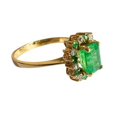 Late 20th Century with Emeralds and Diamonds in 18k Gold Cluster Ring