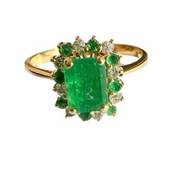 Late 20th Century with Emeralds and Diamonds in 18k Gold Cluster Ring