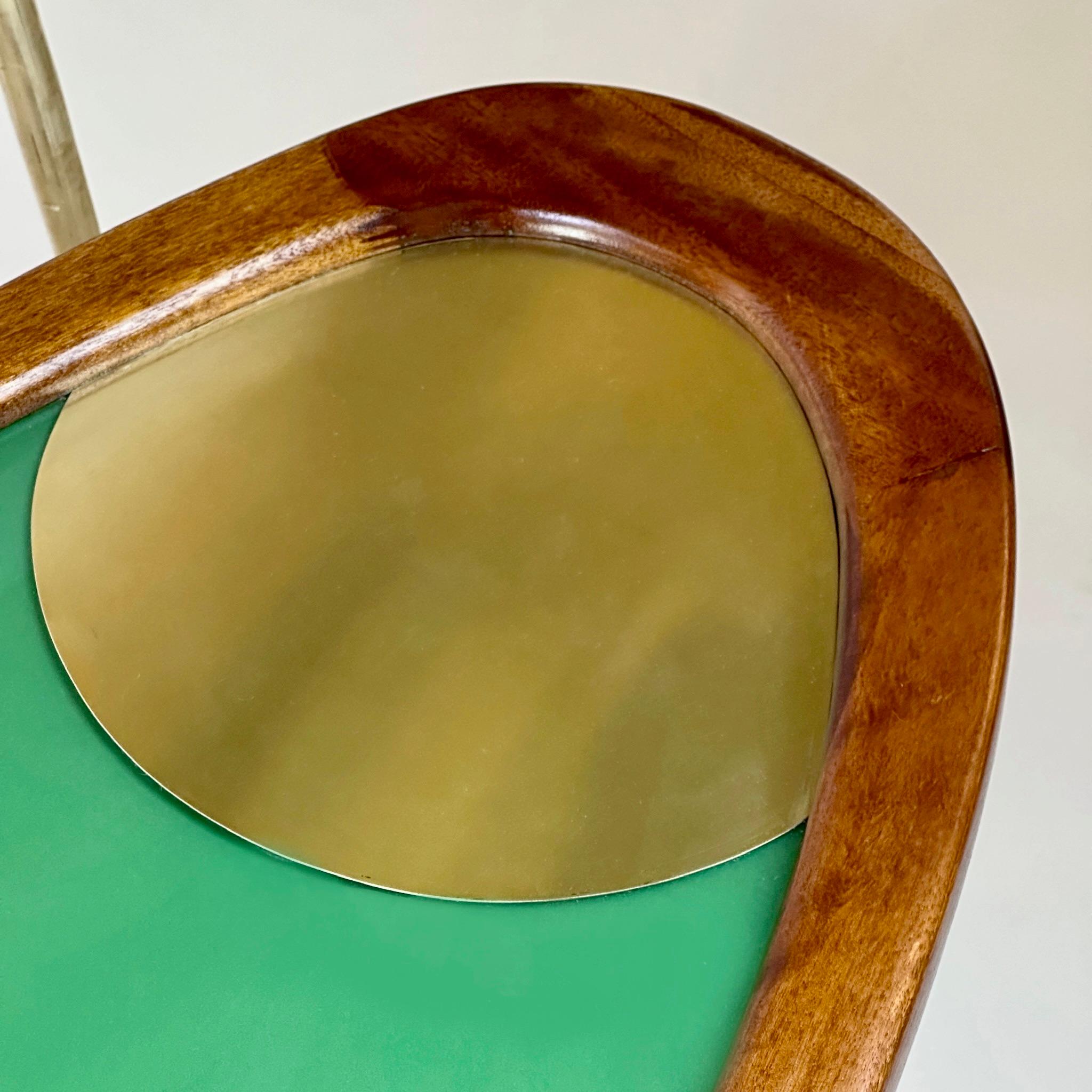 Couchtisch aus Holz, Messing und grünem Opalglas in amorpher Form, Ende des 20. (Italienisch) im Angebot