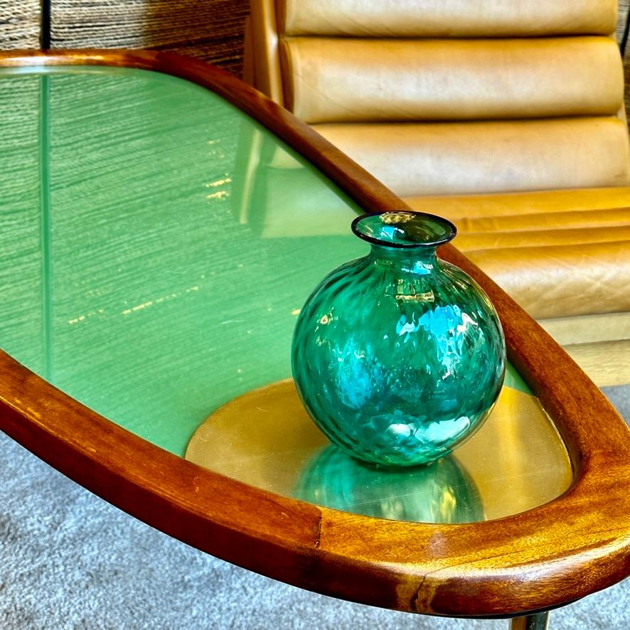 Couchtisch aus Holz, Messing und grünem Opalglas in amorpher Form, Ende des 20. im Angebot 3