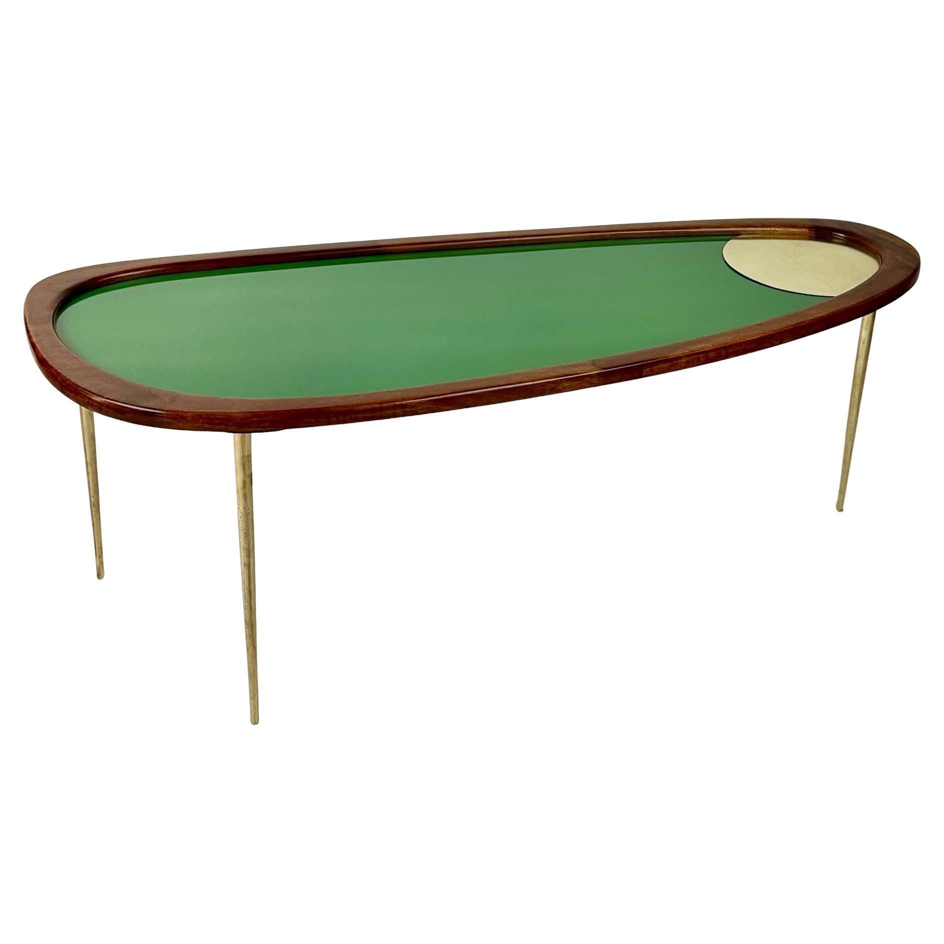 Table basse en bois, laiton et verre opalin vert de forme amorphe de la fin du 20e siècle