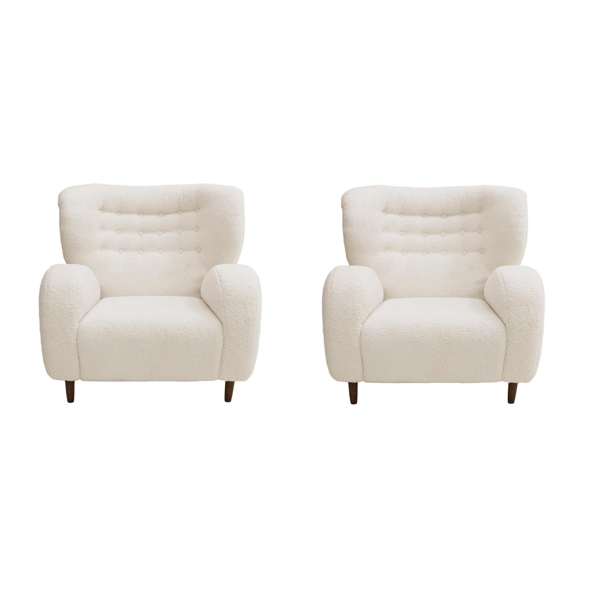 Ces fauteuils, originaires de Norvège à la fin du XXe siècle, présentent une structure et des pieds en bois massif, complétés par une finition retapissée en laine blanche. Cette rénovation reflète un mélange d'artisanat traditionnel et de
