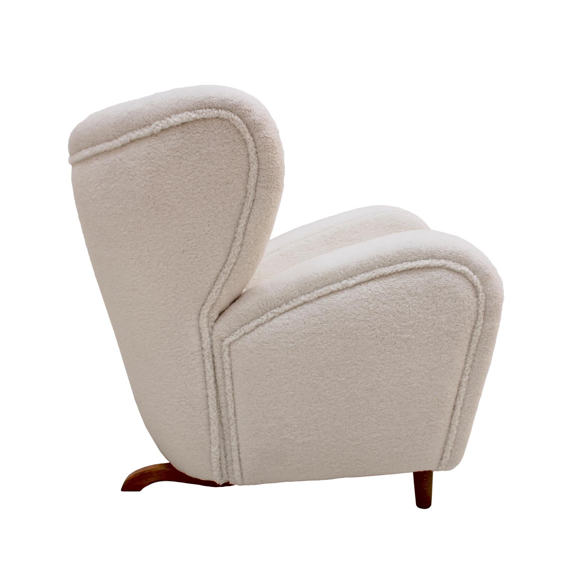 Late 20th Century White Wool and Solid Wood Pair of Armchairs, Norway In Good Condition For Sale In Madrid, ES