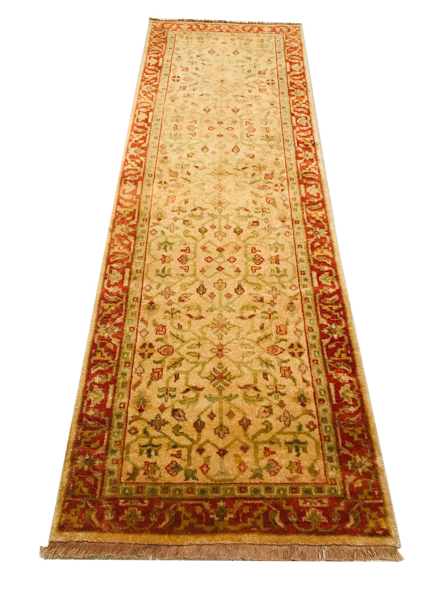 This Indian runner rug is from the 1980s, hand knotted with wool.
This runner carpet has typical drawings of this period, a combination of colors such as red, olive green and beige that makes it a perfect piece to decorate a corner of our