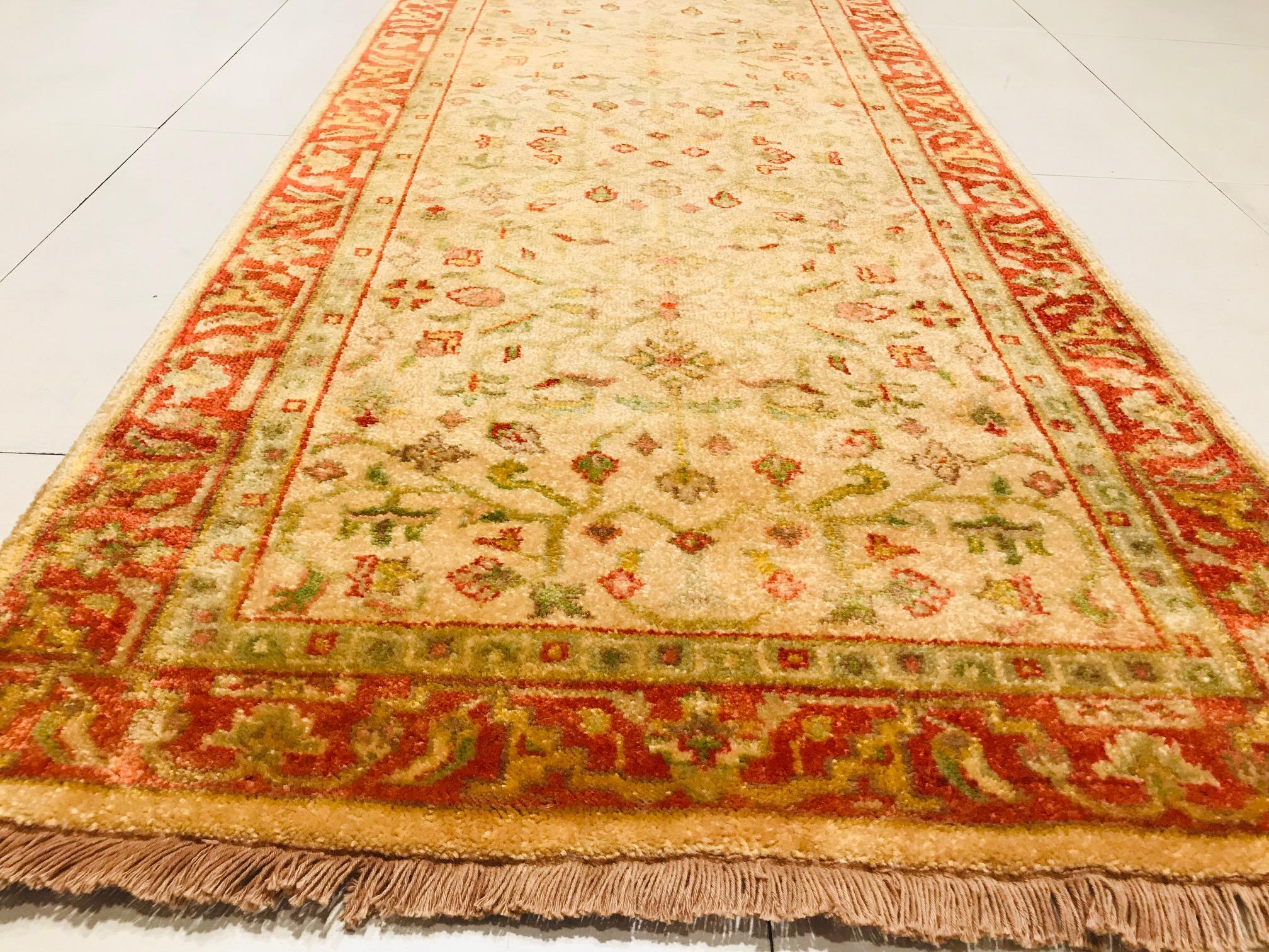 Late 20th Century Wool Hand Knotted Indian Runner Rug Red and Beige 1980s In Excellent Condition For Sale In Valencia, Spain