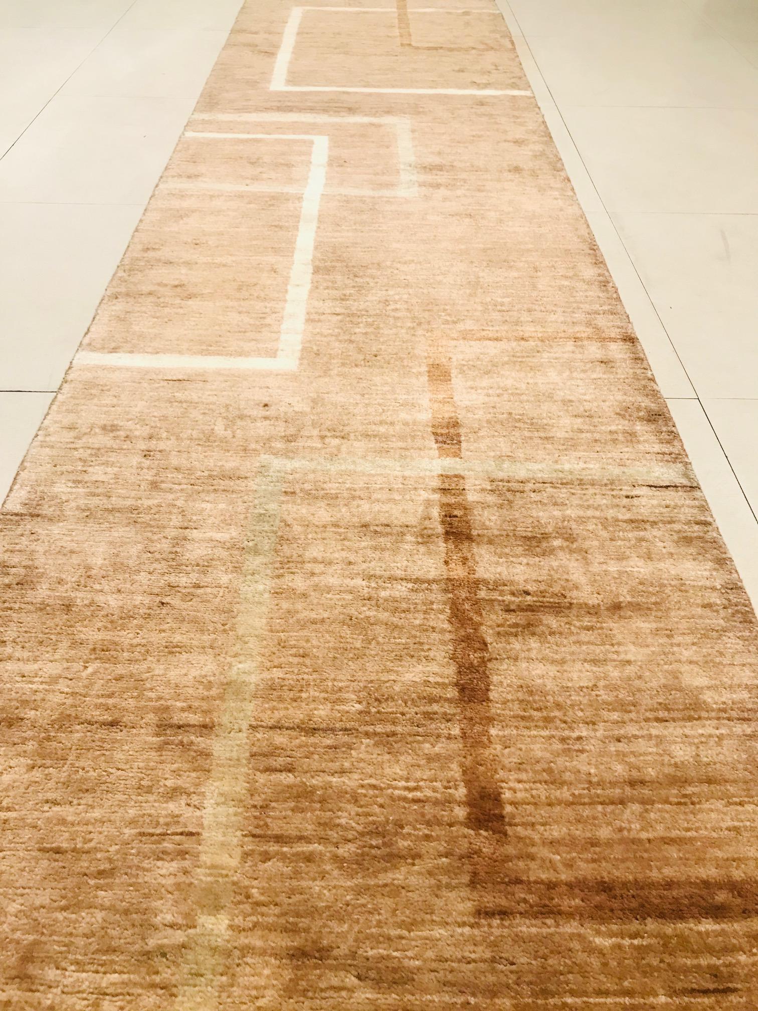 Late 20th Century Wool Hand Knotted Runner Rug in Light Brown and Beige of 1980s In Excellent Condition For Sale In Valencia, Spain