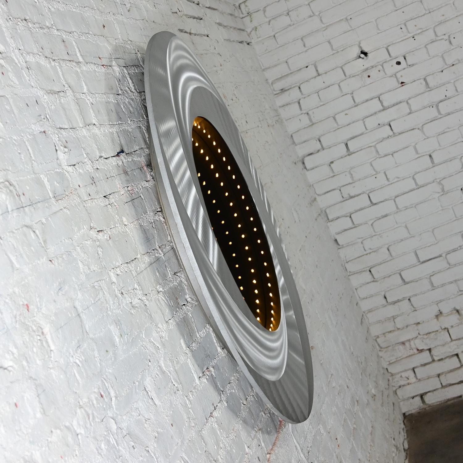 Ende des 20. - Anfang des 21. Jahrhunderts Moderner Infinity-Wirbel-Wandspiegel Rund Gebürstetes Aluminium im Angebot 10