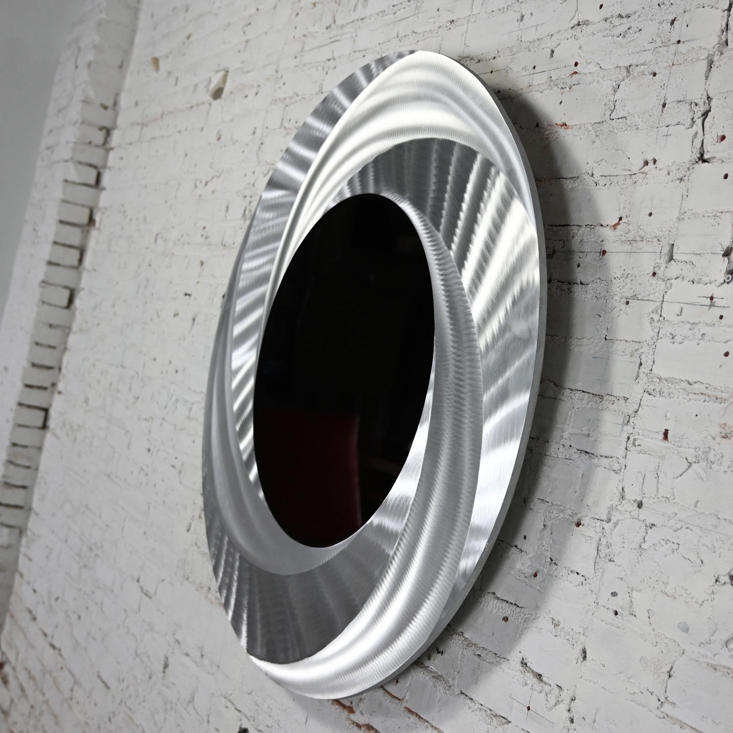 Ende des 20. - Anfang des 21. Jahrhunderts Moderner Infinity-Wirbel-Wandspiegel Rund Gebürstetes Aluminium (20. Jahrhundert) im Angebot
