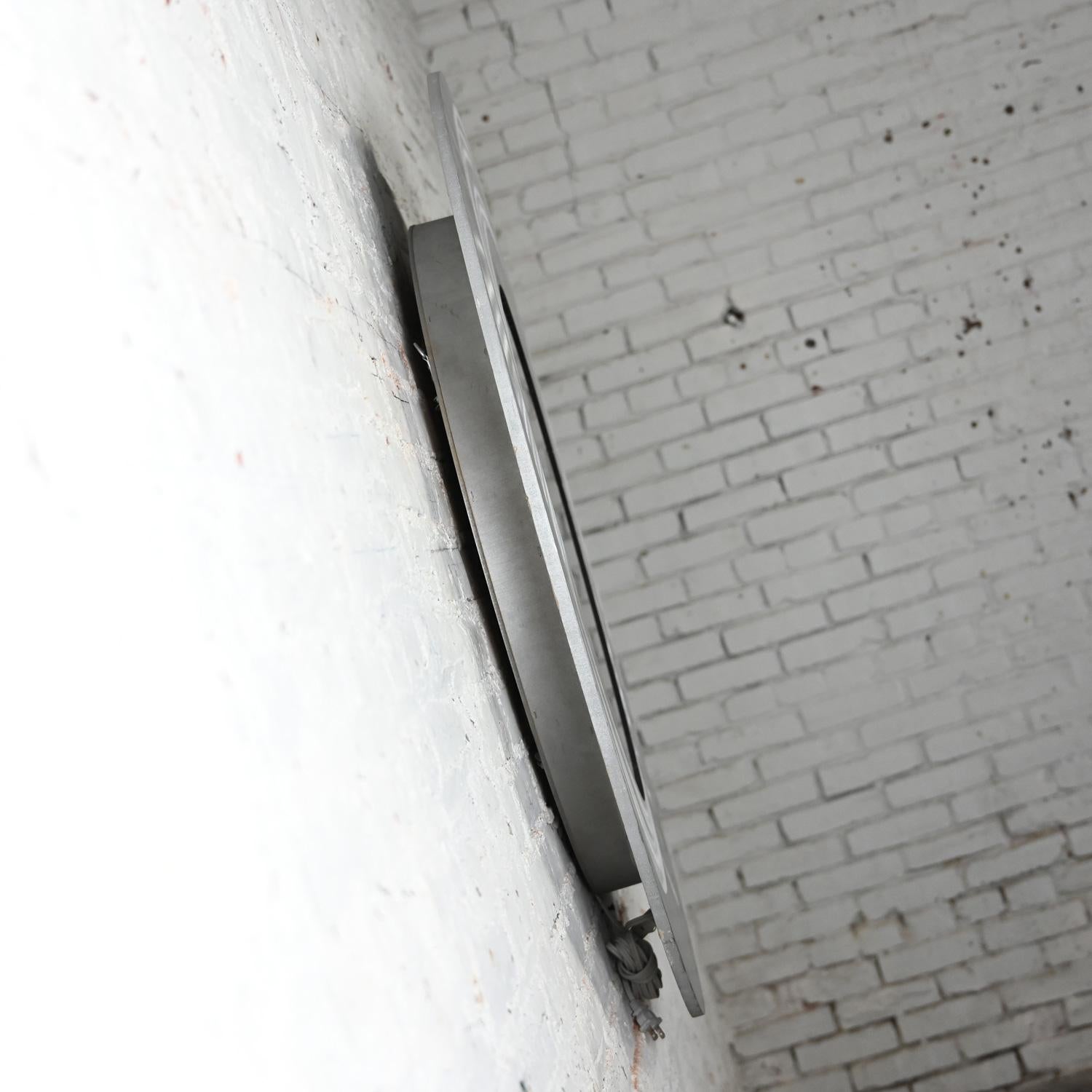 Ende des 20. - Anfang des 21. Jahrhunderts Moderner Infinity-Wirbel-Wandspiegel Rund Gebürstetes Aluminium im Angebot 2