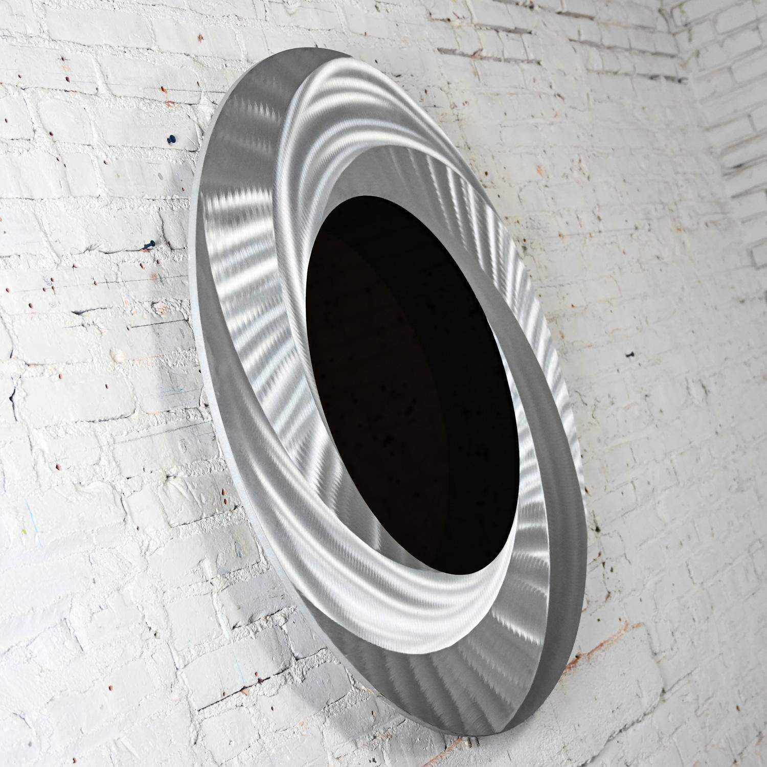 Ende des 20. - Anfang des 21. Jahrhunderts Moderner Infinity-Wirbel-Wandspiegel Rund Gebürstetes Aluminium im Angebot 3