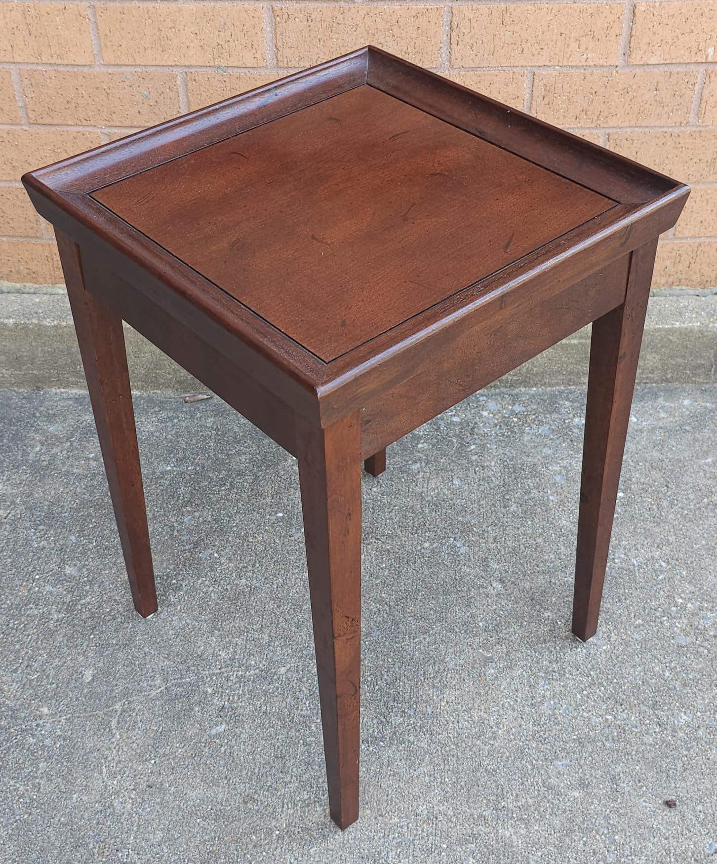 Late 20th Century Federal Style Mahohany Side Table Candle Stand In Good Condition For Sale In Germantown, MD