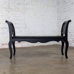 Panchina francese dipinta di nero della fine del XX secolo con seduta in giunco intrecciato e gambe cabriole