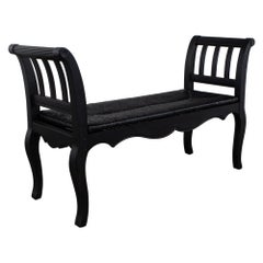 Panchina francese dipinta di nero della fine del XX secolo con seduta in giunco intrecciato e gambe cabriole