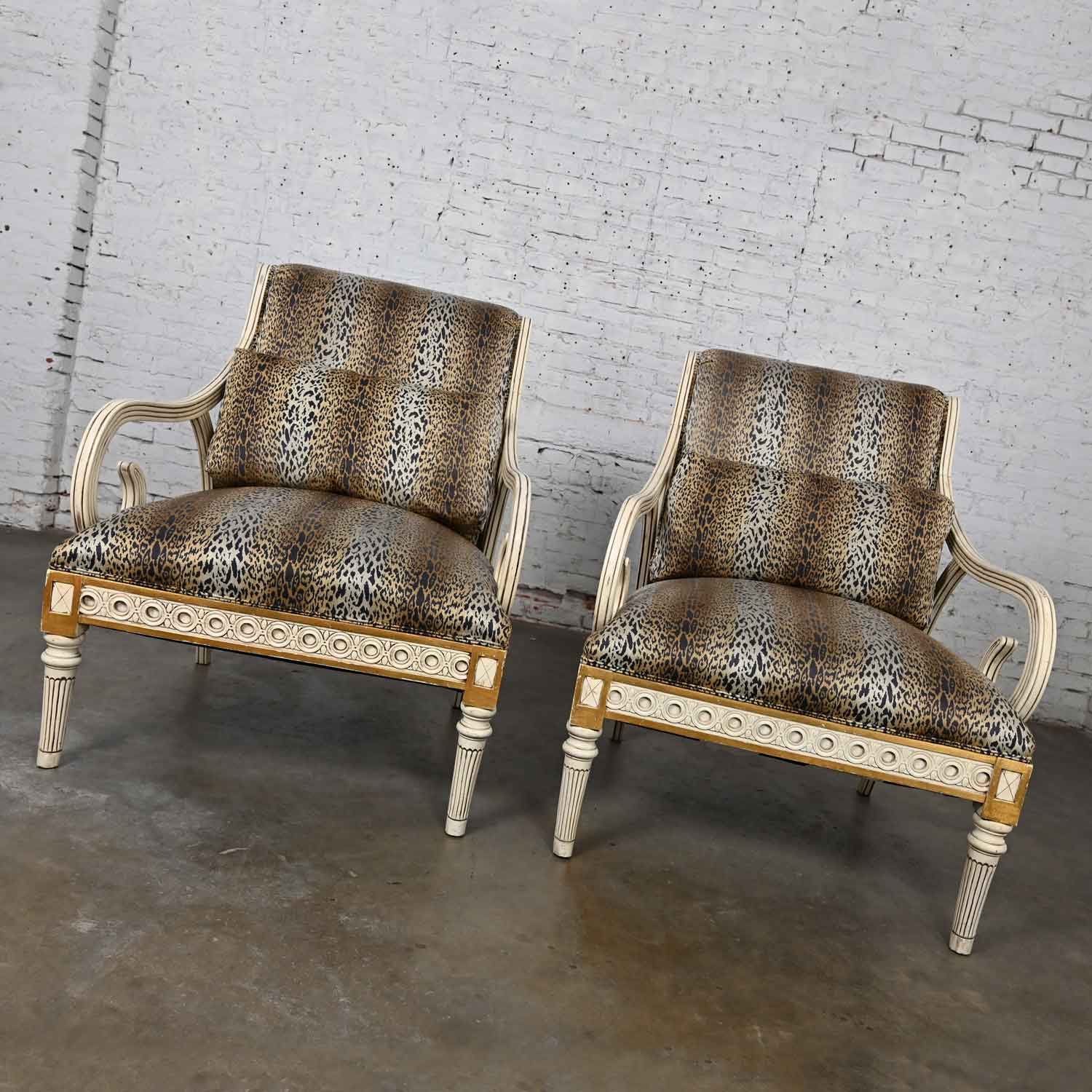 Merveilleux fauteuils de cheminée vintage Henredon Néoclassique Revival en tissu imprimé animalier et cadre blanc cassé et doré, une paire. Très bon état, tout en gardant à l'esprit qu'il s'agit d'un produit vintage et non neuf, qui présente donc