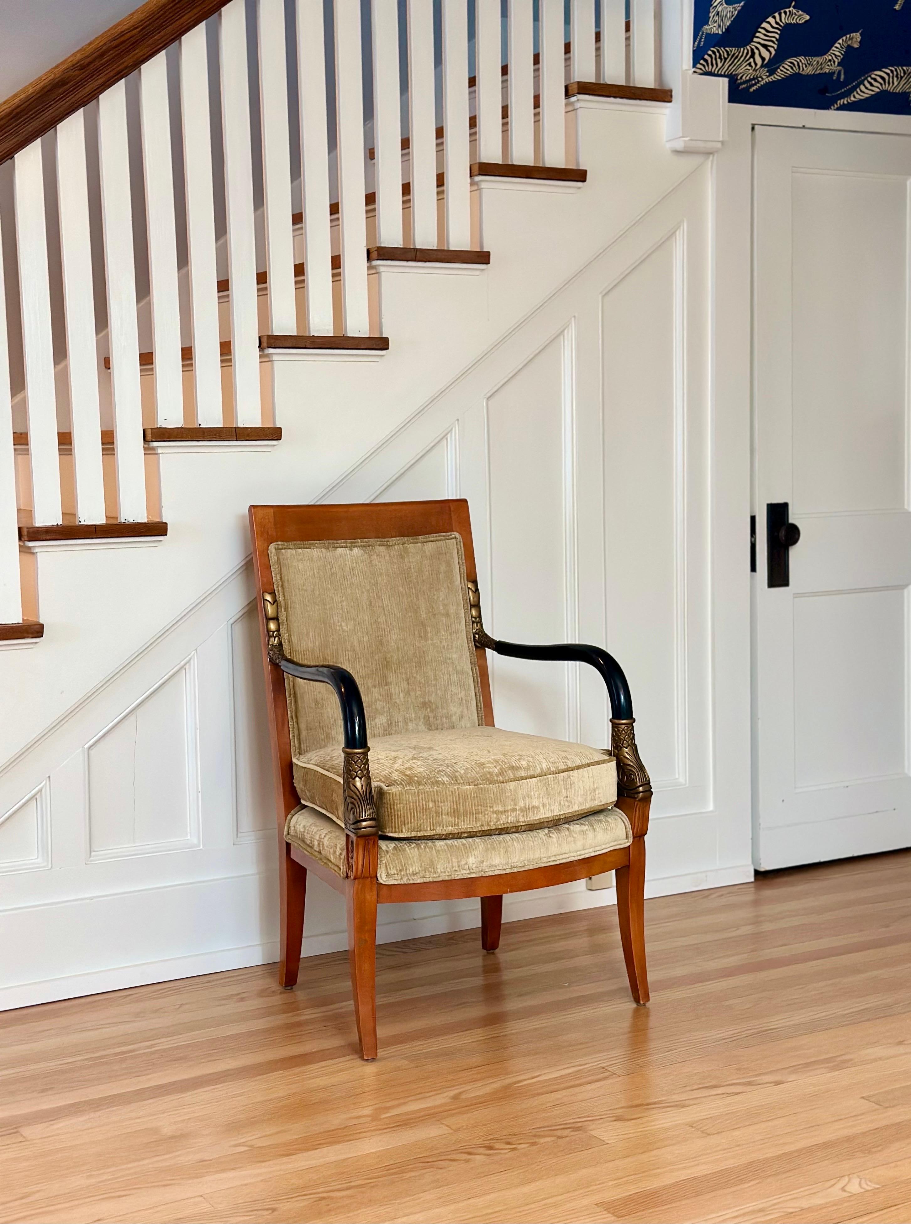 Siamo lieti di offrire una poltrona Century Furniture, un pezzo della fine del XX secolo che unisce presenza scultorea e sobria eleganza. La struttura in legno color miele mette in risalto la silhouette aggraziata e le gambe dolcemente affusolate.