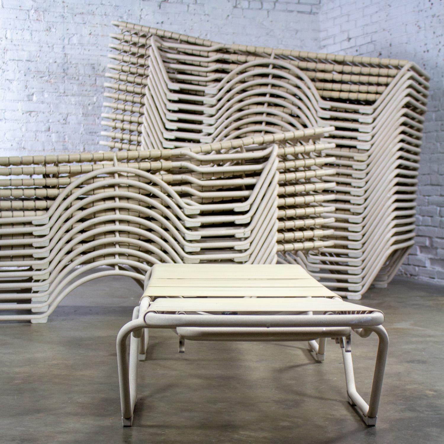 Fin 20ème Lot de 33 chaises longues empilables Tropitone Kahana Aluminium & Vinyle en vente 4