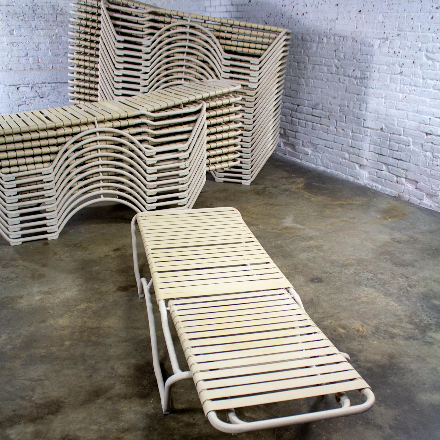 Fin 20ème Lot de 33 chaises longues empilables Tropitone Kahana Aluminium & Vinyle en vente 5
